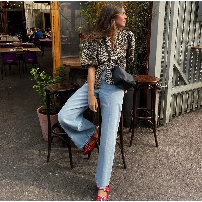 Fashion Leopard Printed Hollow Out Shirt Women Causal O Neck Short Sleeved Single Breasted Tops 2024 New Chic Female Streetwear
Fashion Leopard Printed Hollow Out Shirt Women Causal O Neck Short Sleeved Single Breasted Tops 2024 New Chic Female Streetwear