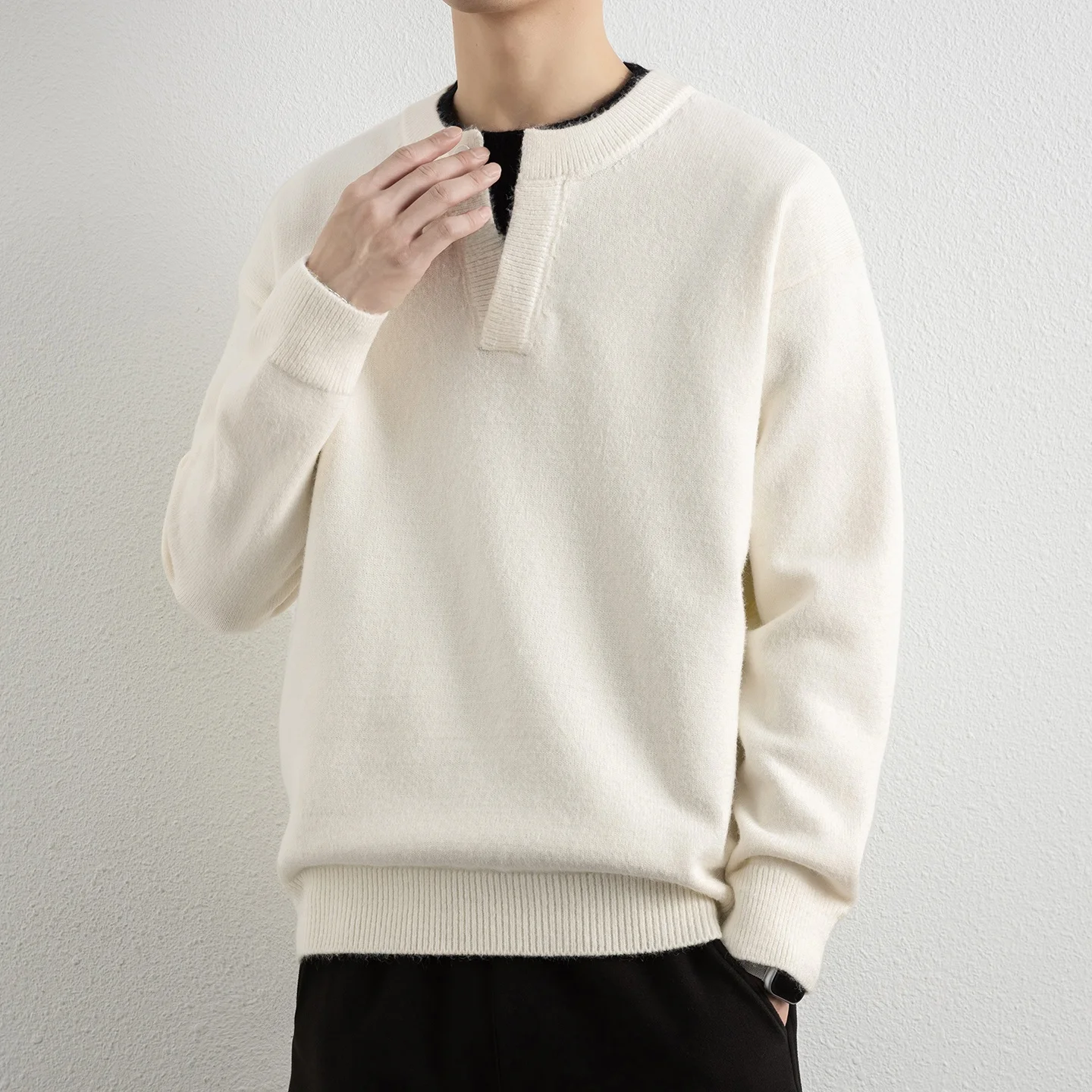 Мужской повседневный вязаный свитер с воротником хенли, средней плотности, зимний, модный, простой, премиум-класса, легкий, новый стиль
Мужской повседневный вязаный свитер с воротником хенли, средней плотности, зимний, модный, простой, премиум-класса, легкий, новый стиль