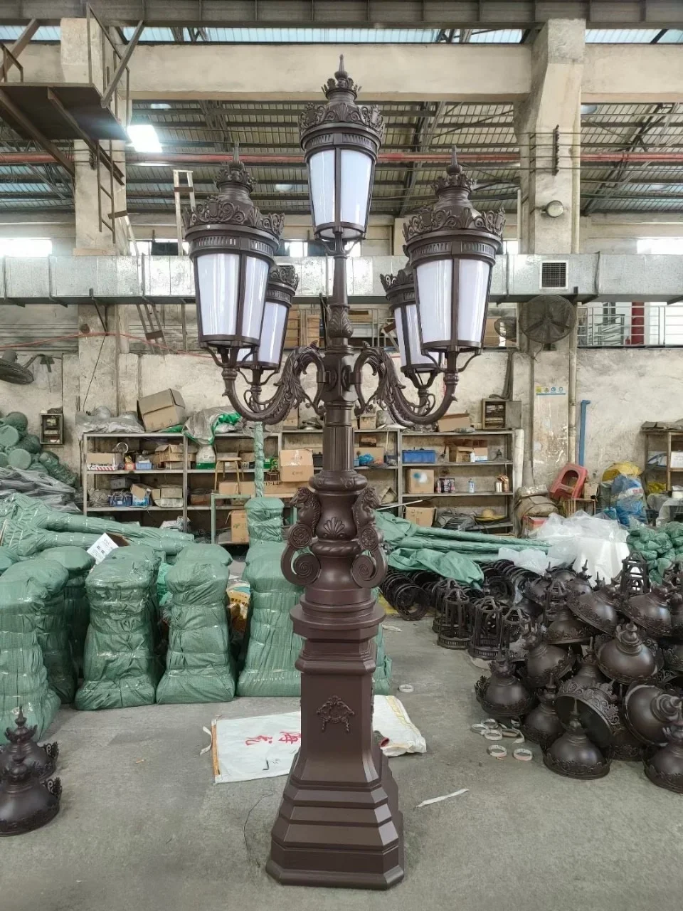 Outdoor IP65 waterproof landscape garden lamp post European retro luxury cast iron garden lamp
Outdoor IP65 waterproof landscape garden lamp post European retro luxury cast iron garden lamp