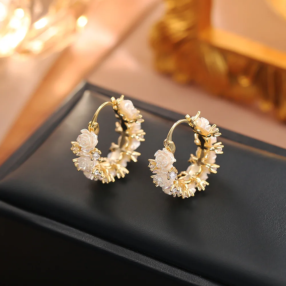 Fashionable and exquisite super fairy shell flower earrings niche light luxury rose temperament ear buckle zircon hoop earrings
Fashionable and exquisite super fairy shell flower earrings niche light luxury rose temperament ear buckle zircon hoop earrings