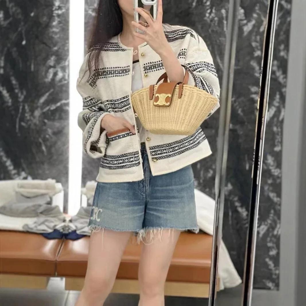 2024 New south oil women's clothing No. 2 factory autumn and winter new casual black and white striped tweed small fragrant coat
2024 New south oil women's clothing No. 2 factory autumn and winter new casual black and white striped tweed small fragrant coat