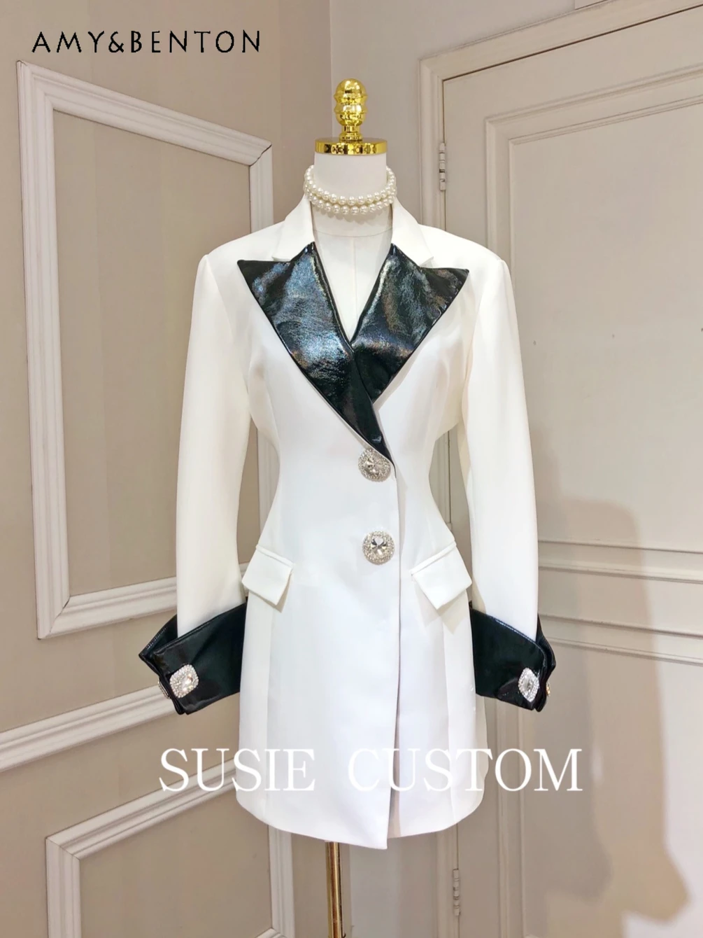 High End Heavy Industry Large Rhinestone Leather Lapel Black and White Patchwork Blazer Women Commuter Style Temperament Blazers
High End Heavy Industry Large Rhinestone Leather Lapel Black and White Patchwork Blazer Women Commuter Style Temperament Blazers