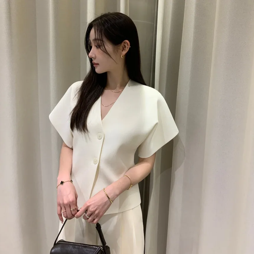 Simple V-neck Knitted Cardigan Chic Summer Update Regular Fit Korean Style Women's Sweater Casual Versatile for Various Occas...
Simple V-neck Knitted Cardigan Chic Summer Update Regular Fit Korean Style Women's Sweater Casual Versatile for Various Occas...