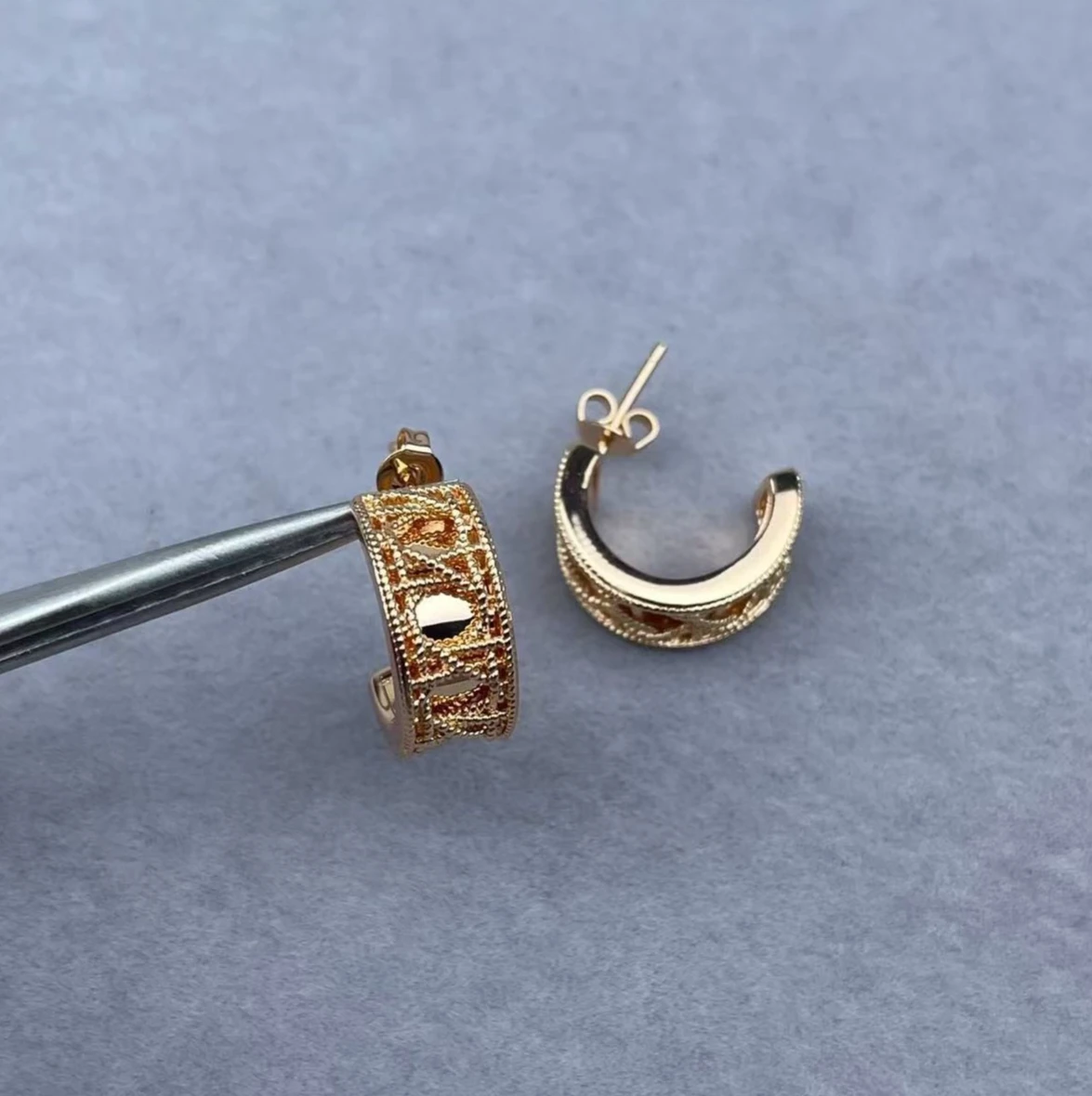New diamond hollow earrings light luxury fashion high sense wide version earrings women's
New diamond hollow earrings light luxury fashion high sense wide version earrings women's
