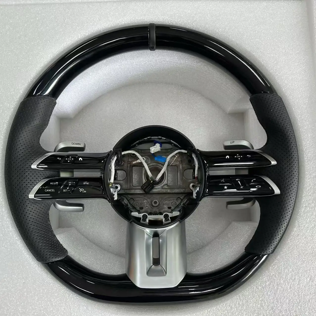 Suitable for Mercedes-Benz Dragonfly CLA CLC CLK CLB A C E S class modified AMG carbon fiber steering wheel
Suitable for Mercedes-Benz Dragonfly CLA CLC CLK CLB A C E S class modified AMG carbon fiber steering wheel