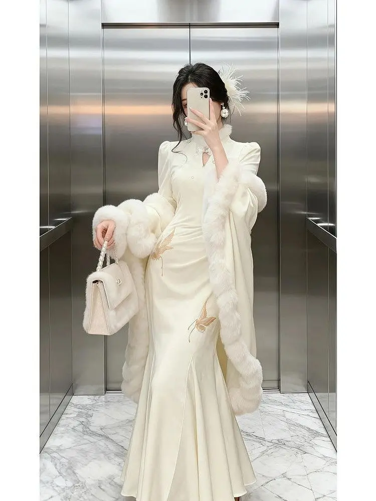 Модный ретро-комплект: длинное платье-ципао и приталенный наряд с меховым пальто для женщин. Новинка осенне-зимнего сезона в китайском стиле.
Модный ретро-комплект: длинное платье-ципао и приталенный наряд с меховым пальто для женщин. Новинка осенне-зимнего сезона в китайском стиле.