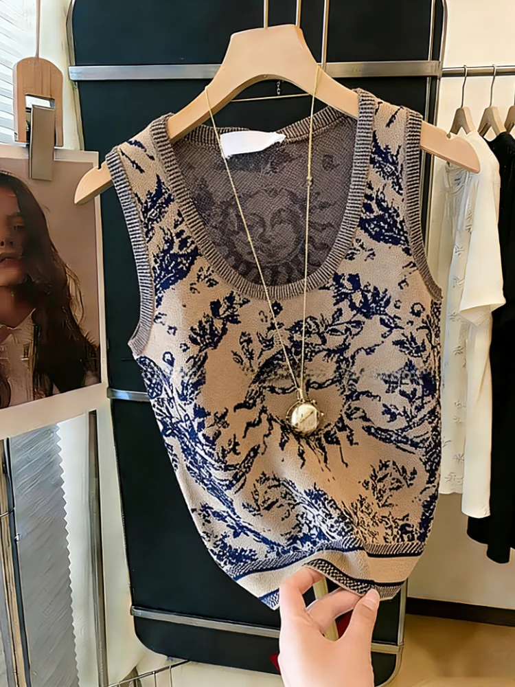 Summer New Style Women's Knitted Vest Sleeveless Retro Print Self-Keeping Design Short Fashion Top round Neck Chinese Brand
Summer New Style Women's Knitted Vest Sleeveless Retro Print Self-Keeping Design Short Fashion Top round Neck Chinese Brand