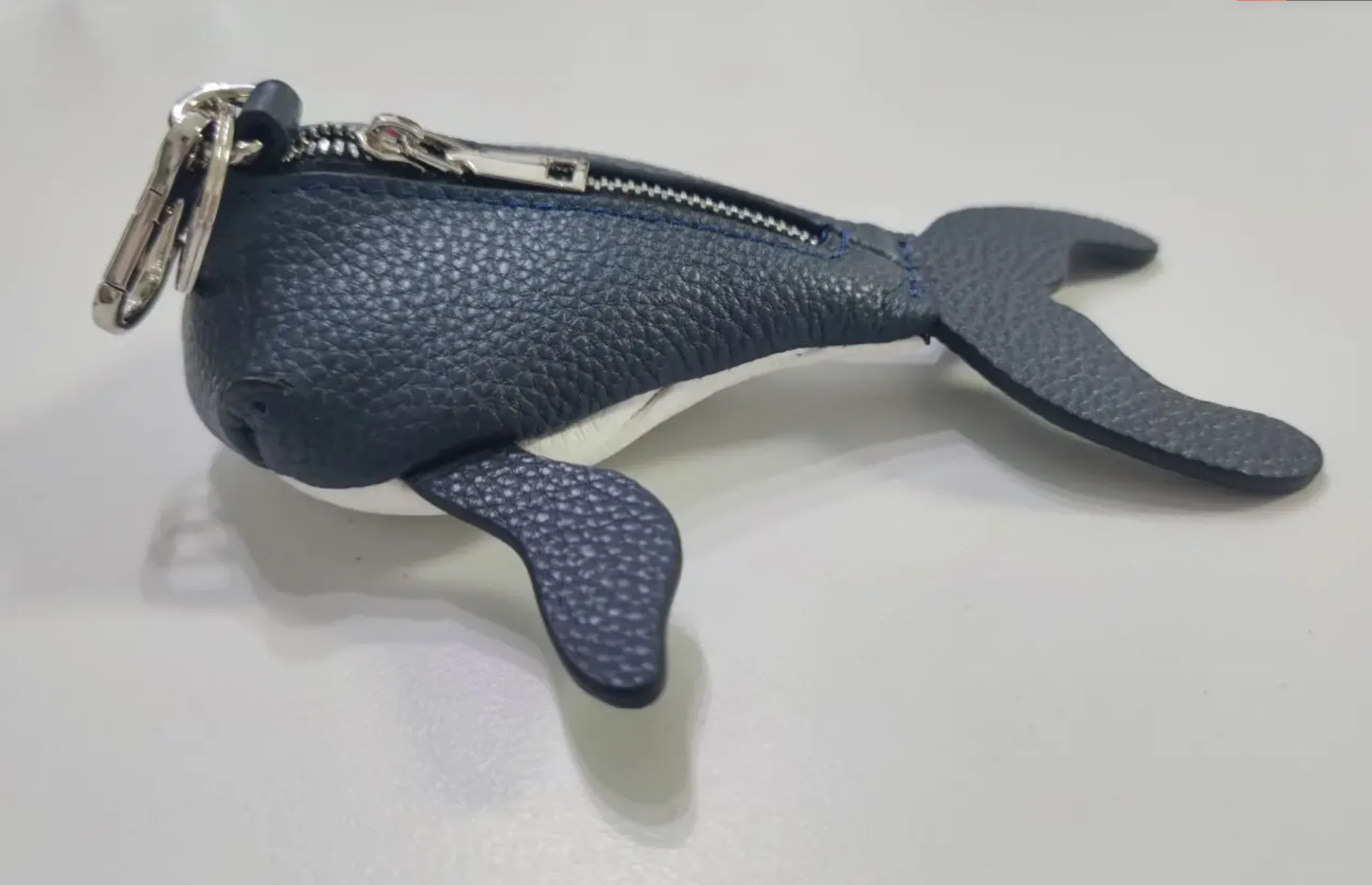 Темно-синий кошелек с подвеской в виде кита, кошелек для монет из натуральной кожи и сумка через плечо, аксессуар с подвеской, монограмма ручной работы
Темно-синий кошелек с подвеской в виде кита, кошелек для монет из натуральной кожи и сумка через плечо, аксессуар с подвеской, монограмма ручной работы