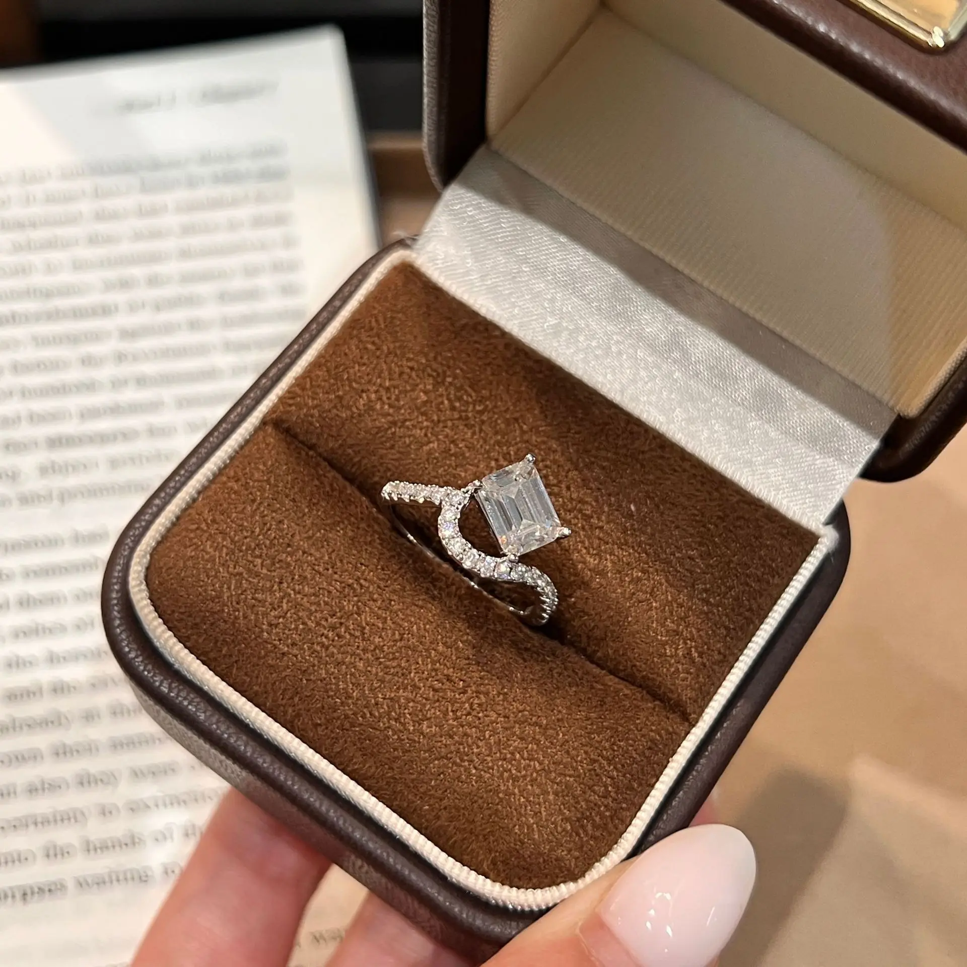 Affordable Luxury Style S925 Silver 18K White Gold-Plated Emerald-Cut Moissanite Ring for Women 8x6mm / 2.0ct Free Shipping
Affordable Luxury Style S925 Silver 18K White Gold-Plated Emerald-Cut Moissanite Ring for Women 8x6mm / 2.0ct Free Shipping