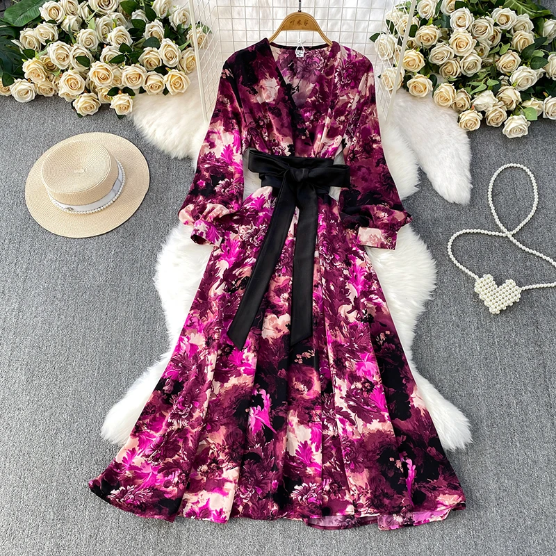 Romantic print cross V-neck dress women's autumn and winter design sense lace-up waist cinching large swing long skirt
Romantic print cross V-neck dress women's autumn and winter design sense lace-up waist cinching large swing long skirt