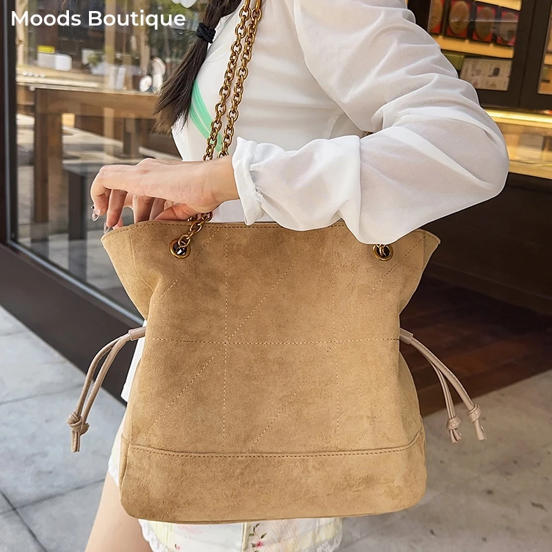 MOODS Branded Chain Shoulder Bucket Bags For Women 2025 Latest Designer Handbags Luxury Big Capacity Shopper Totes In Faux Suede
MOODS Branded Chain Shoulder Bucket Bags For Women 2025 Latest Designer Handbags Luxury Big Capacity Shopper Totes In Faux Suede