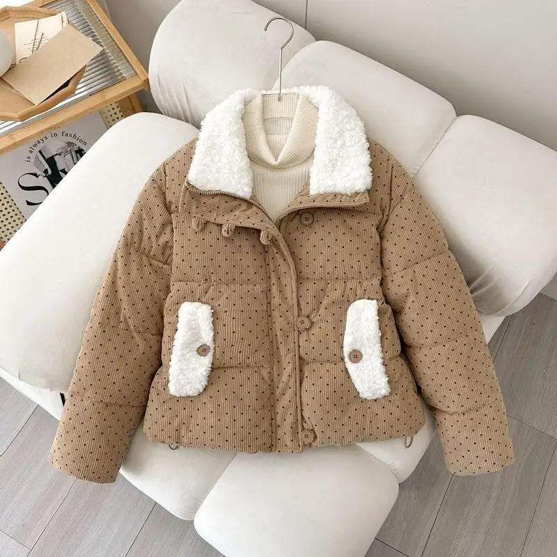 Женская утепленная куртка-пуловер для дома, короткая, на пуху, с узором в горошек, новая зимняя модель, толстая, на хлопковой подкладке
Женская утепленная куртка-пуловер для дома, короткая, на пуху, с узором в горошек, новая зимняя модель, толстая, на хлопковой подкладке