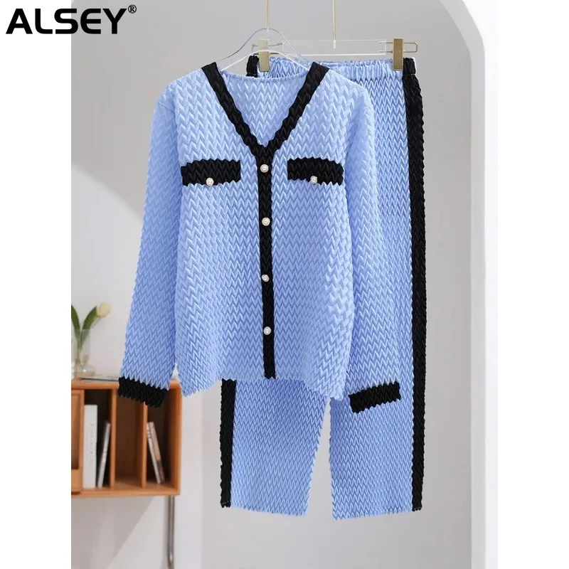 Женский плиссированный костюм ALSEY Miyake, Модный комплект из двух предметов с длинным рукавом, простой топ с V-образным вырезом и свободные брюки, осень
Женский плиссированный костюм ALSEY Miyake, Модный комплект из двух предметов с длинным рукавом, простой топ с V-образным вырезом и свободные брюки, осень