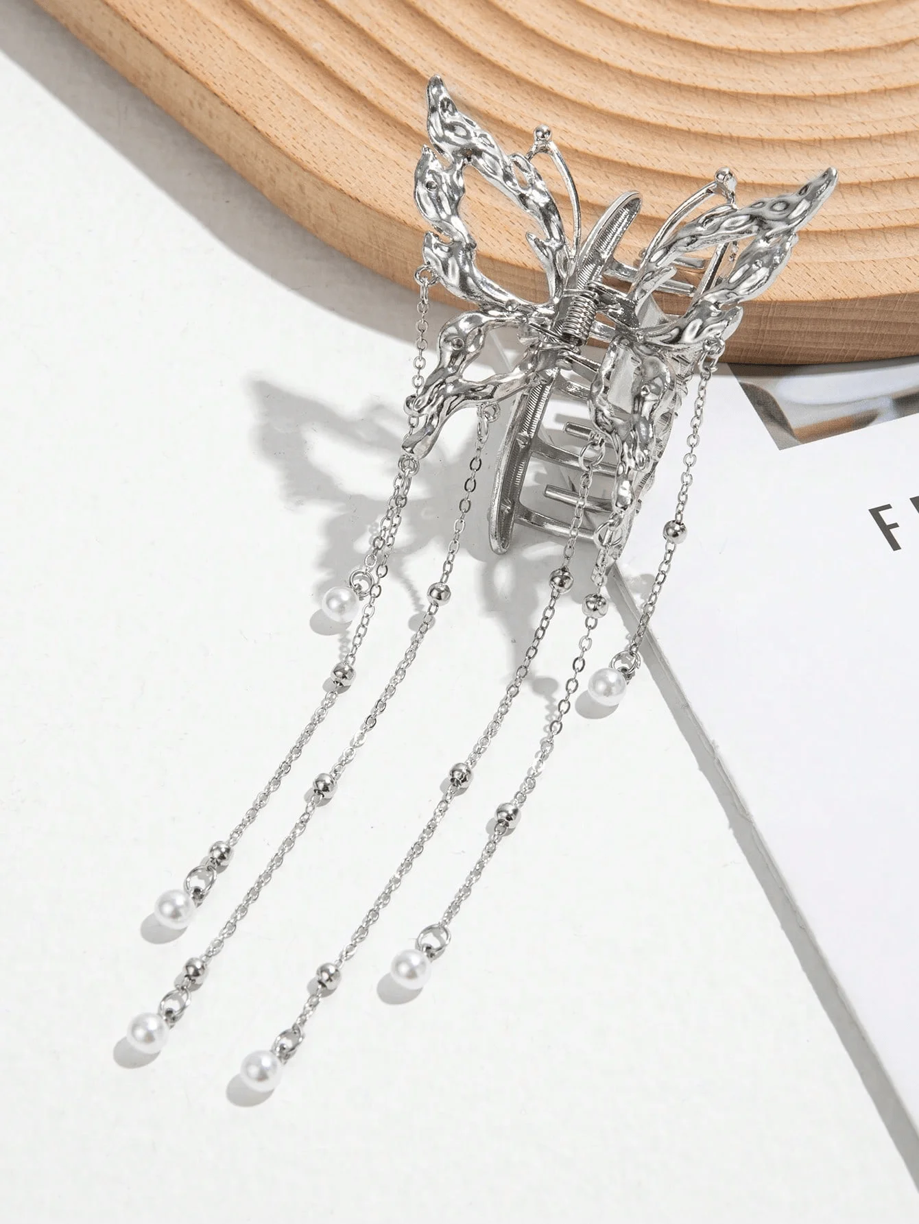 Silver Butterfly Hair Claw Featuring Intricate Metal Wings, Faux Pearls, And Chain Tassels For Women’s Daily, Party, Or
Silver Butterfly Hair Claw Featuring Intricate Metal Wings, Faux Pearls, And Chain Tassels For Women’s Daily, Party, Or
