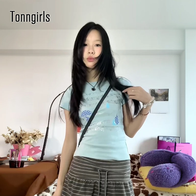 Женская футболка Tonngirls в стиле Y2K: облегающий крой, графический принт, уличный стиль, японская мода 2000-х, укороченный топ с коротким рукавом, для E-girls
Женская футболка Tonngirls в стиле Y2K: облегающий крой, графический принт, уличный стиль, японская мода 2000-х, укороченный топ с коротким рукавом, для E-girls