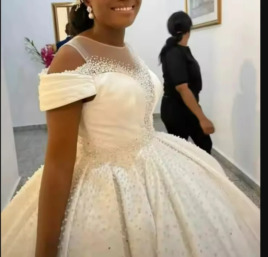 Customized O-Neck Sparkly Pearls Beads Princess Bridal Dress Vestidos African Plus Size Ballgown Off the Shoulder Bridal Gown
Customized O-Neck Sparkly Pearls Beads Princess Bridal Dress Vestidos African Plus Size Ballgown Off the Shoulder Bridal Gown