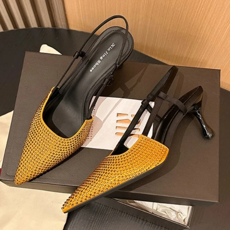 Роскошные золотые блестящие босоножки на каблуке с острым носком и кристаллами, женские летние модные дизайнерские пикантные вечерние модельные туфли на высоком каблуке с открытой пяткой
Роскошные золотые блестящие босоножки на каблуке с острым носком и кристаллами, женские летние модные дизайнерские пикантные вечерние модельные туфли на высоком каблуке с открытой пяткой