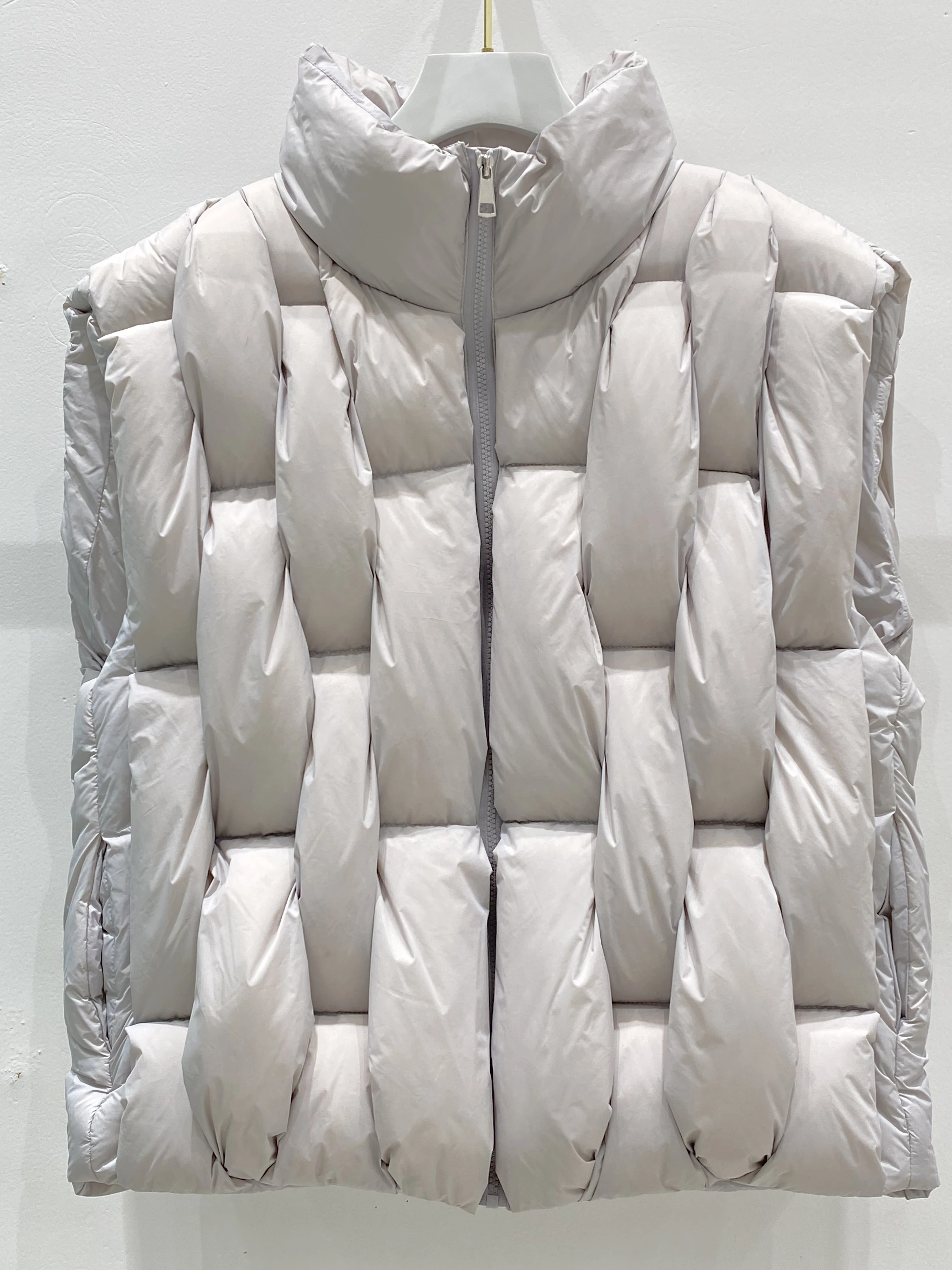 Women Thickened Warmth Plaid Lightweight Puffer Waistcoat2024 New Winter High Street Gilet Weave Fluffy Down Sleeveless Vest
Women Thickened Warmth Plaid Lightweight Puffer Waistcoat2024 New Winter High Street Gilet Weave Fluffy Down Sleeveless Vest