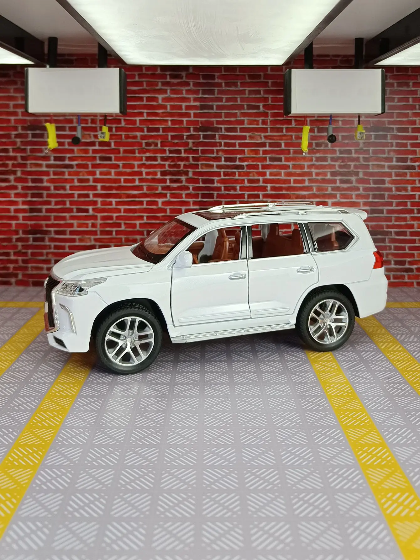 1:24 LX570 alloy car model ornaments pull back off-road vehicle children's toy doors and hood trunk can be opened
1:24 LX570 alloy car model ornaments pull back off-road vehicle children's toy doors and hood trunk can be opened