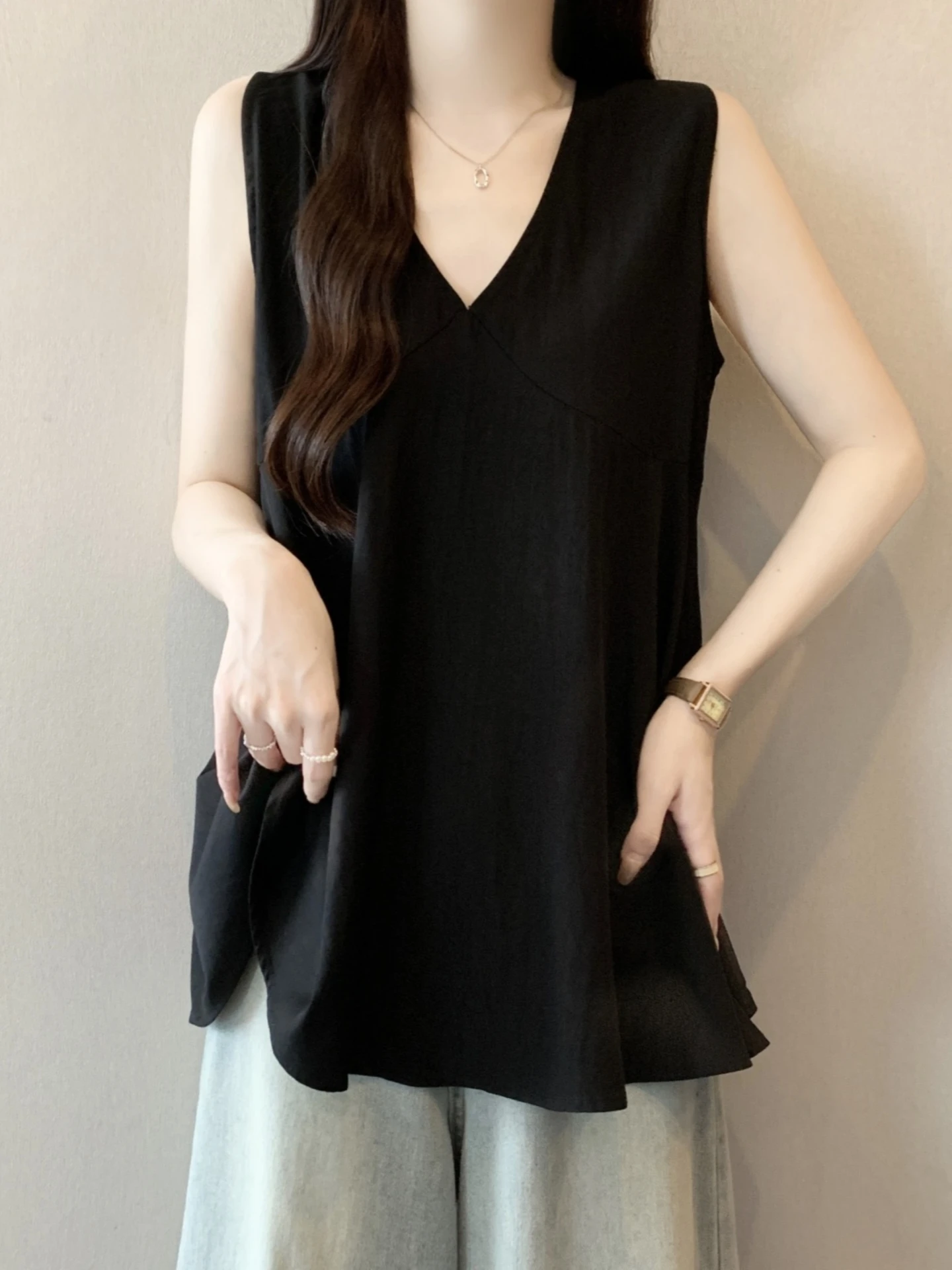 Black Sleeveless V-Neck Vest Shirt Women's Outerwear Summer plus Size Flattering Hide Belly High-End Base Layer Top
Black Sleeveless V-Neck Vest Shirt Women's Outerwear Summer plus Size Flattering Hide Belly High-End Base Layer Top
