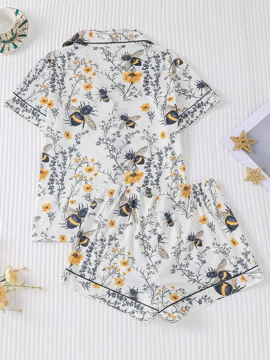 2-Piece Bee Floral Print Women Pajama Set Short Sleeve Lapel Collar Button-Up Top And Elastic Waist Shorts Sleepwear Loungewear
2-Piece Bee Floral Print Women Pajama Set Short Sleeve Lapel Collar Button-Up Top And Elastic Waist Shorts Sleepwear Loungewear