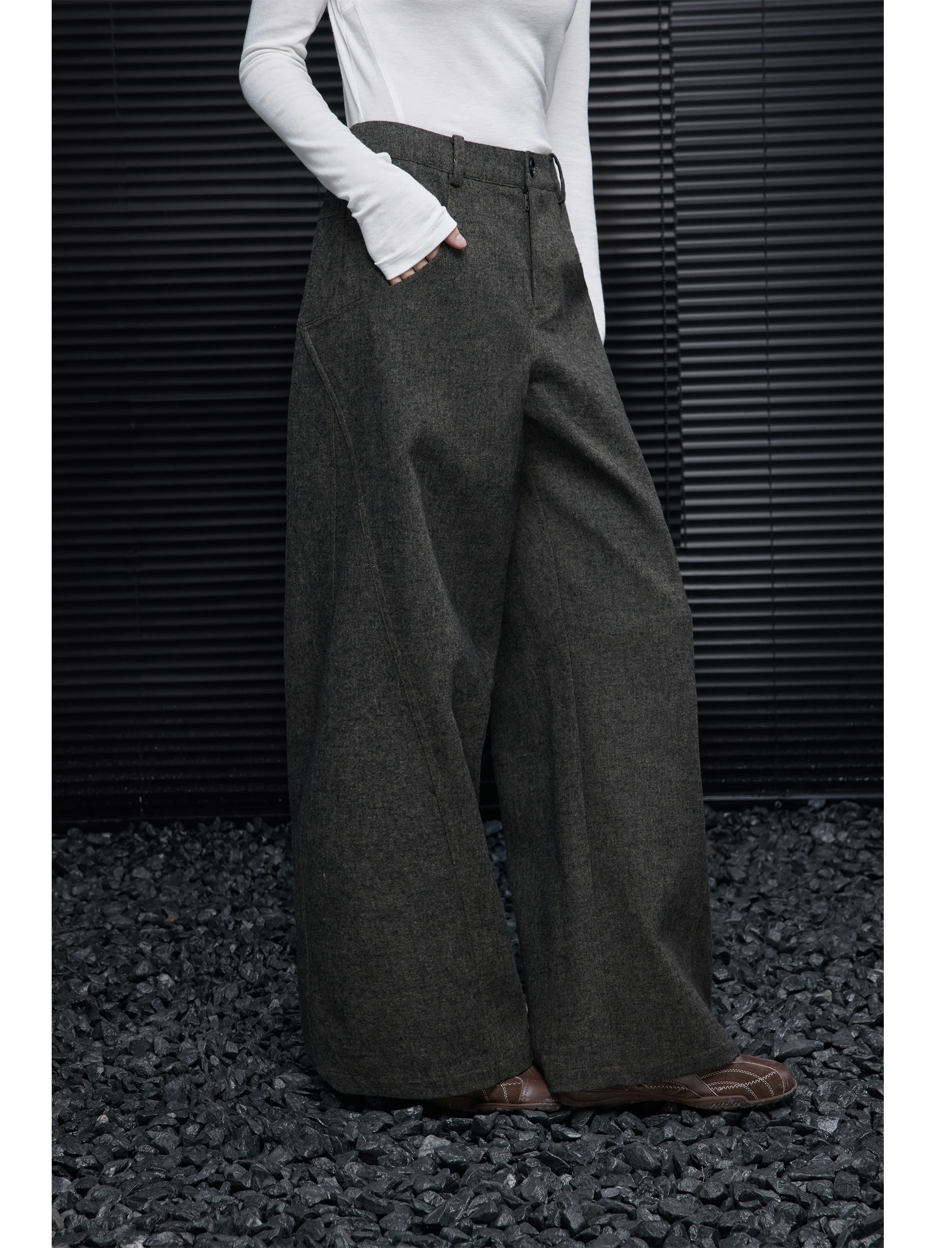 Ретро-шерстяные брюки с широкими штанинами для женщин, свободные, струящиеся, осенне-зимние, новые, элегантные, повседневные, модные
Ретро-шерстяные брюки с широкими штанинами для женщин, свободные, струящиеся, осенне-зимние, новые, элегантные, повседневные, модные