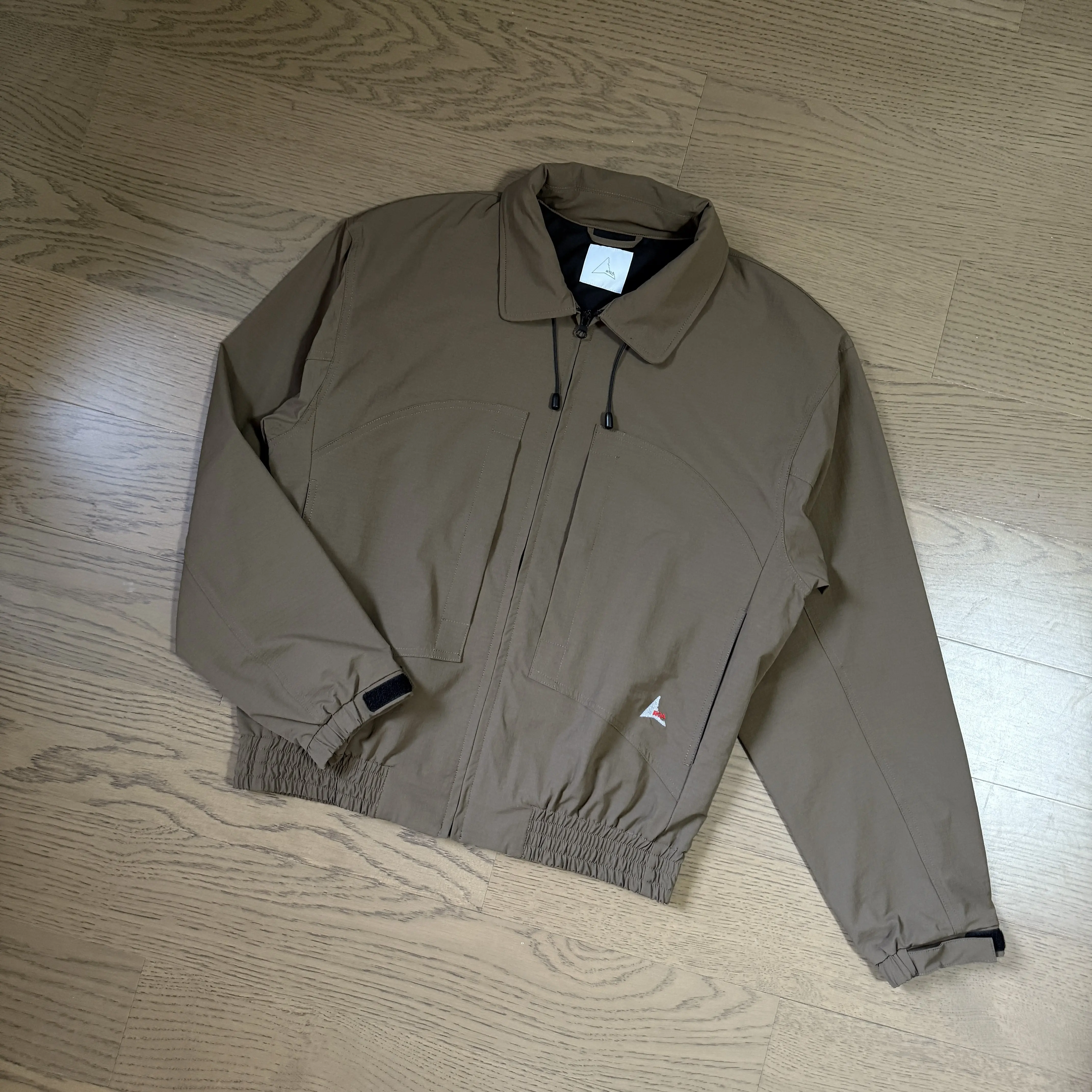 Roa Hiking Outdoor Lightweight Performance Pioneer Vision Hidden Cap 2Way Nylon Lapel Bomber Jacket
Roa Hiking Outdoor Lightweight Performance Pioneer Vision Hidden Cap 2Way Nylon Lapel Bomber Jacket