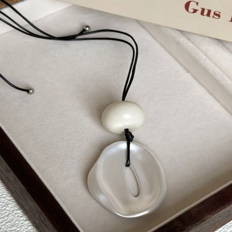 Niche Leather Rope Irregular Pendant Necklace High-end Autumn and Winter Jewelry Women's Sweater Chain Fashion Trend Accessories
Niche Leather Rope Irregular Pendant Necklace High-end Autumn and Winter Jewelry Women's Sweater Chain Fashion Trend Accessories