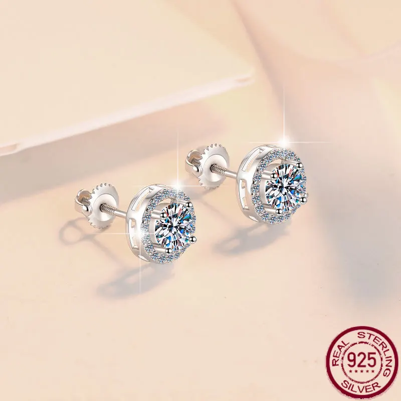 Новые серьги из чистого серебра S925 с круглой завинчивающейся пробкой для ушей; круглая сумка, модные серьги с муассанитом для свадебных украшений
Новые серьги из чистого серебра S925 с круглой завинчивающейся пробкой для ушей; круглая сумка, модные серьги с муассанитом для свадебных украшений