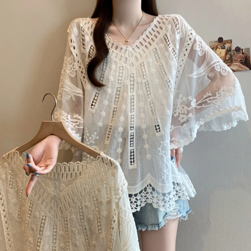 New 2025 Summer Batwing Sleeved Sunscreen Shirt French V-Neck Hook Flower Hollow Lace Embroidery Tops Blouses
New 2025 Summer Batwing Sleeved Sunscreen Shirt French V-Neck Hook Flower Hollow Lace Embroidery Tops Blouses