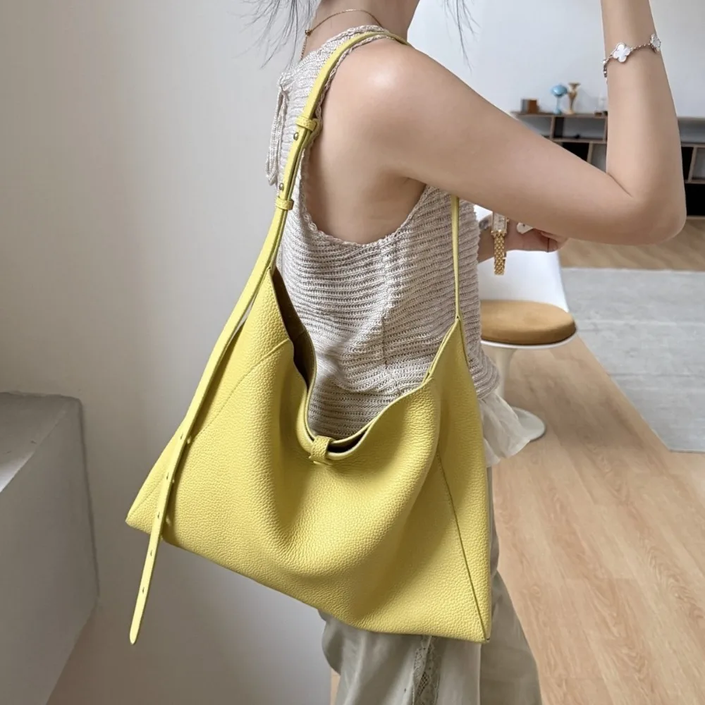Simple Commuter Tote Bag Large Capacity Women's Bag Trendy Shoulder Triangular Texture Unique Fashion Messenger Bag
Simple Commuter Tote Bag Large Capacity Women's Bag Trendy Shoulder Triangular Texture Unique Fashion Messenger Bag