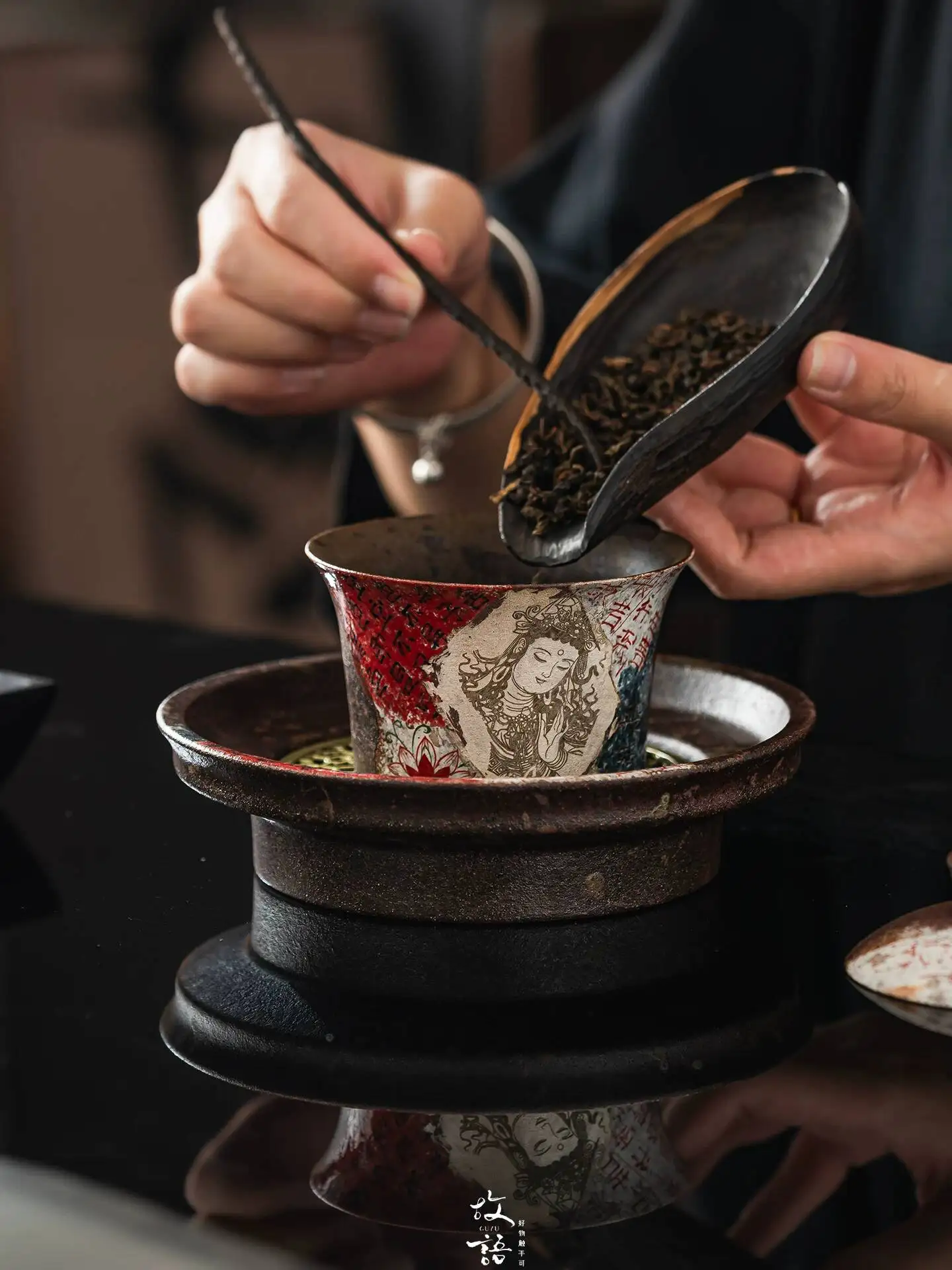 Ancient Language Eight Breakthroughs Picture Dunhuang Three Talents Horseshoe Lid Hand-Painted Gilded Silver Household Kung Fu
Ancient Language Eight Breakthroughs Picture Dunhuang Three Talents Horseshoe Lid Hand-Painted Gilded Silver Household Kung Fu