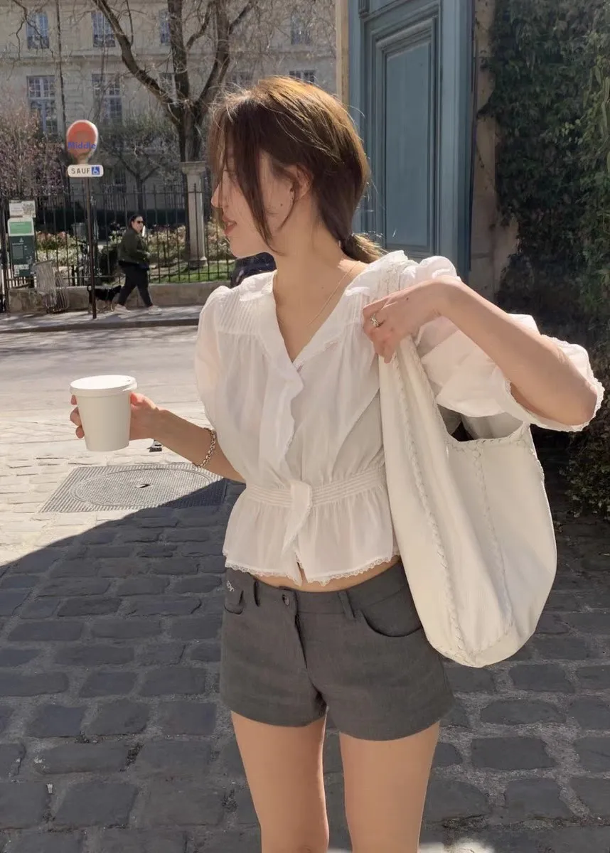 Романтическая кружевная отделка с V-образным вырезом и застежкой на талии, французский топ, свободный крой, хлопковое летнее новое поступление, женская премиум-класса Faion
Романтическая кружевная отделка с V-образным вырезом и застежкой на талии, французский топ, свободный крой, хлопковое летнее новое поступление, женская премиум-класса Faion