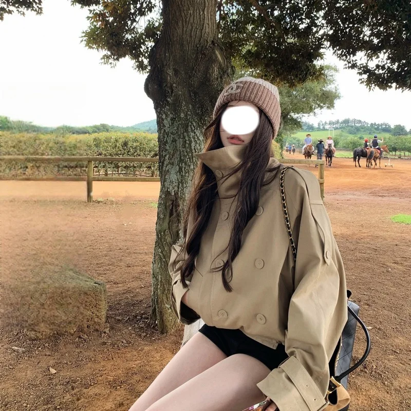 Fashion Short Trench Coat Women Stand Collar Double Breasted Pocket Long Sleeve Coats 2026 Spring Lady Commute Chic Outwear
Fashion Short Trench Coat Women Stand Collar Double Breasted Pocket Long Sleeve Coats 2026 Spring Lady Commute Chic Outwear