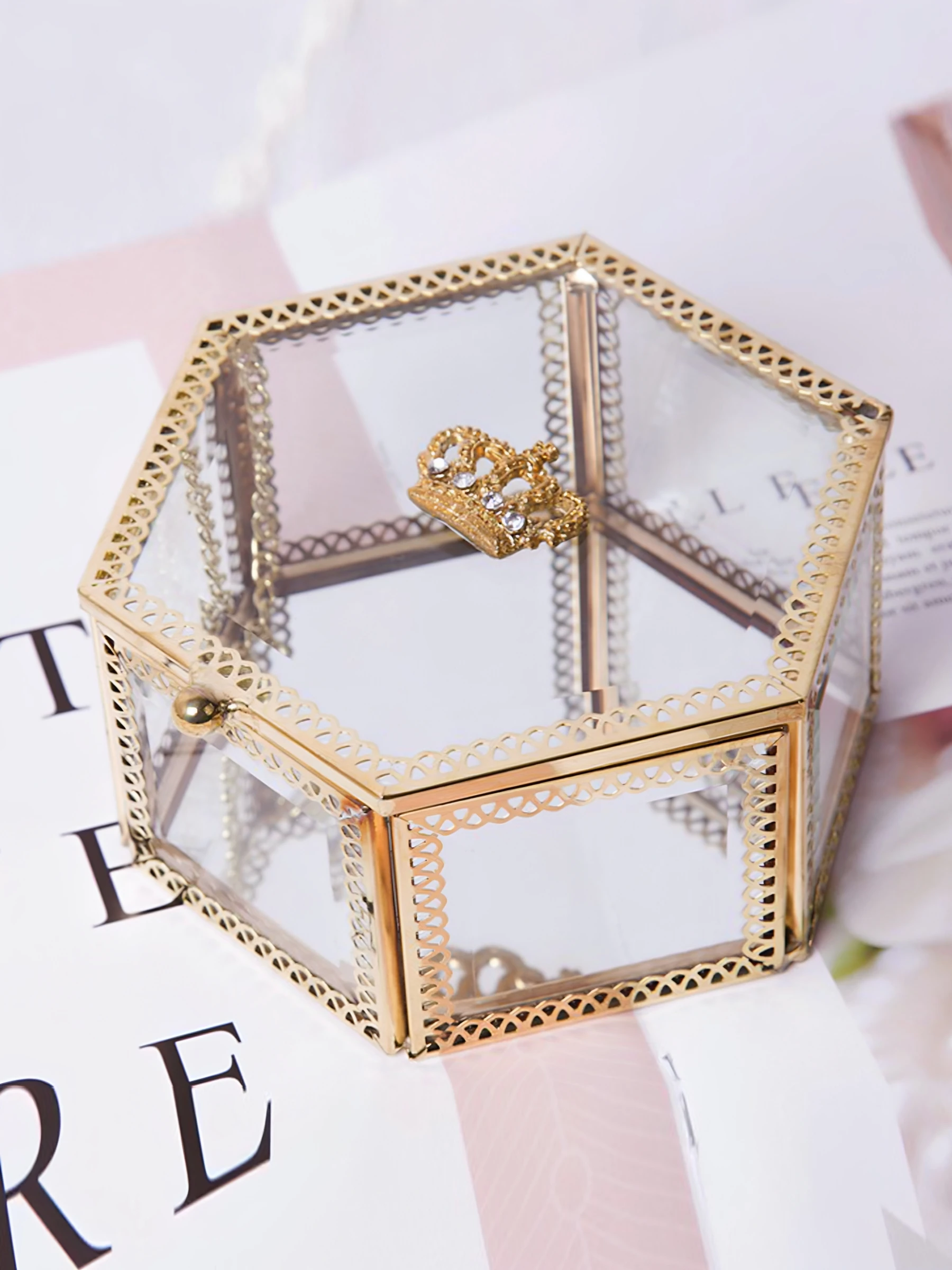 Elegant European Style Jewelry Storage Box Crystal Ear Studs Display Bowl Glass Souvenir Box Fashionable Handmade Glass Box
Elegant European Style Jewelry Storage Box Crystal Ear Studs Display Bowl Glass Souvenir Box Fashionable Handmade Glass Box