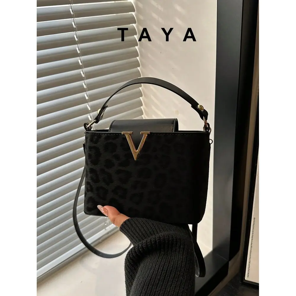 Mini Solid Color Minimalist Metal Lock Decor Waterproof PU Tote Bag, Suitable For Shopping,
Mini Solid Color Minimalist Metal Lock Decor Waterproof PU Tote Bag, Suitable For Shopping,