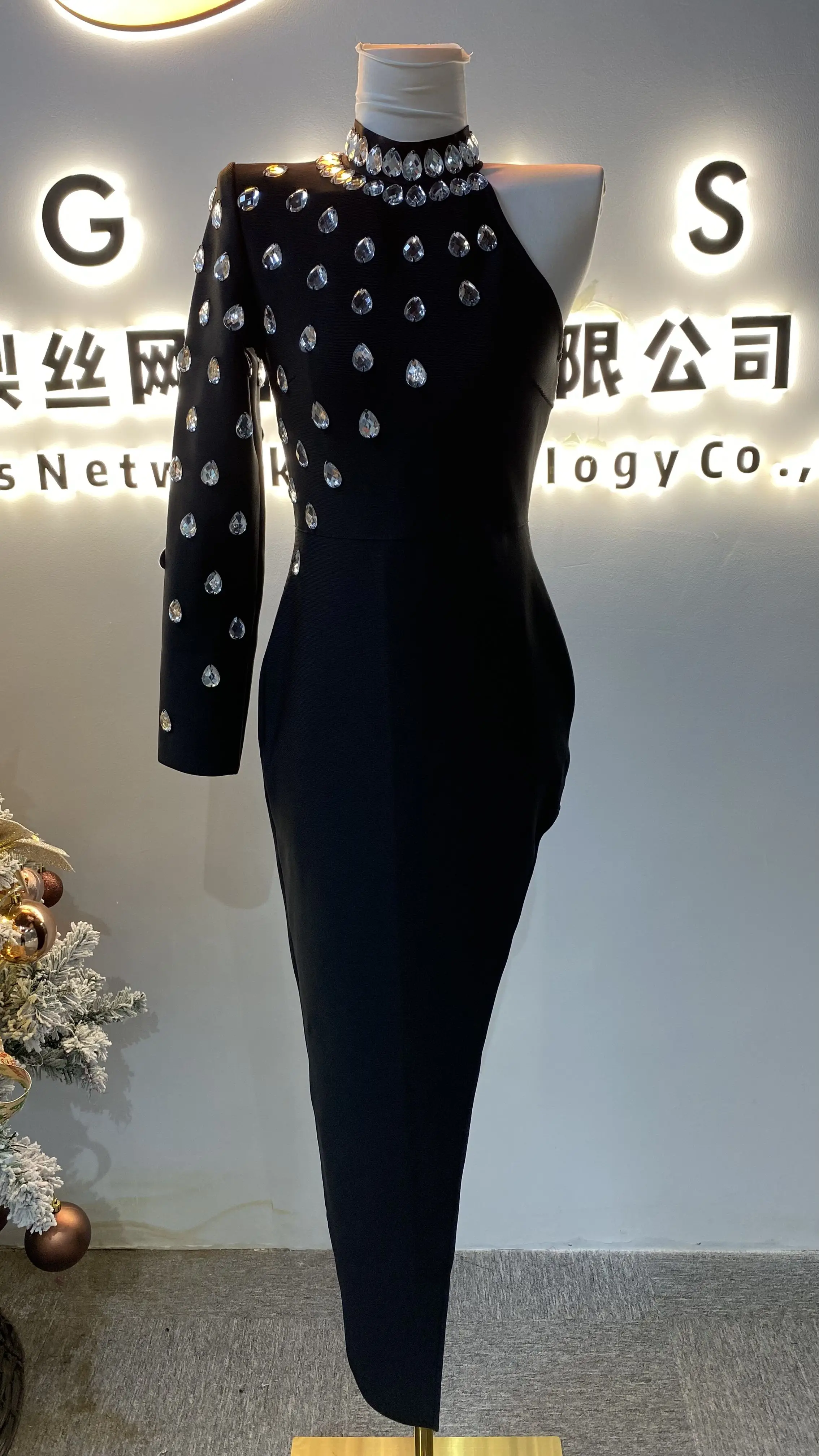 One shoulder luxury black rhinestone diamond evening dress bandage women celebrity party wholesale women dress-GZMM401
One shoulder luxury black rhinestone diamond evening dress bandage women celebrity party wholesale women dress-GZMM401