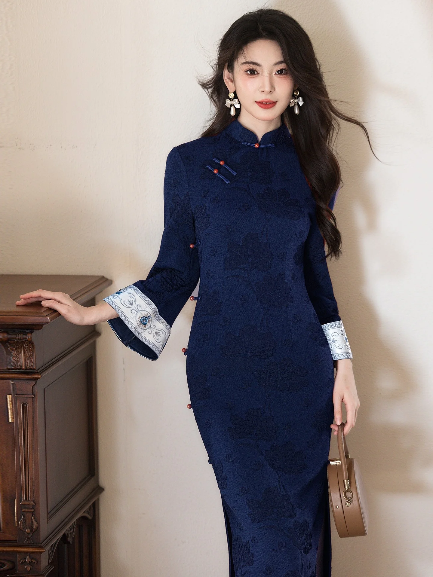 Синяя осенне-зимняя облегающая винтажная блузка с длинным рукавом, подчеркивающая фигуру, в новом китайском национальном стиле, с высоким воротником, 2025 N
Синяя осенне-зимняя облегающая винтажная блузка с длинным рукавом, подчеркивающая фигуру, в новом китайском национальном стиле, с высоким воротником, 2025 N