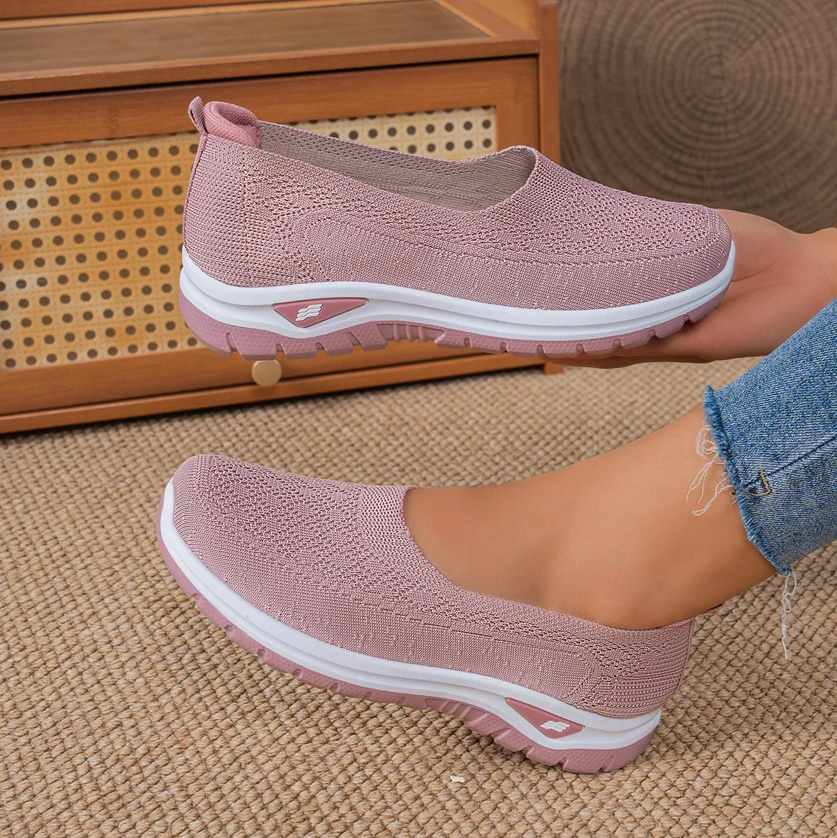 Breathable and comfortable soft-soled daily commuting and casual women's sneakers
Breathable and comfortable soft-soled daily commuting and casual women's sneakers