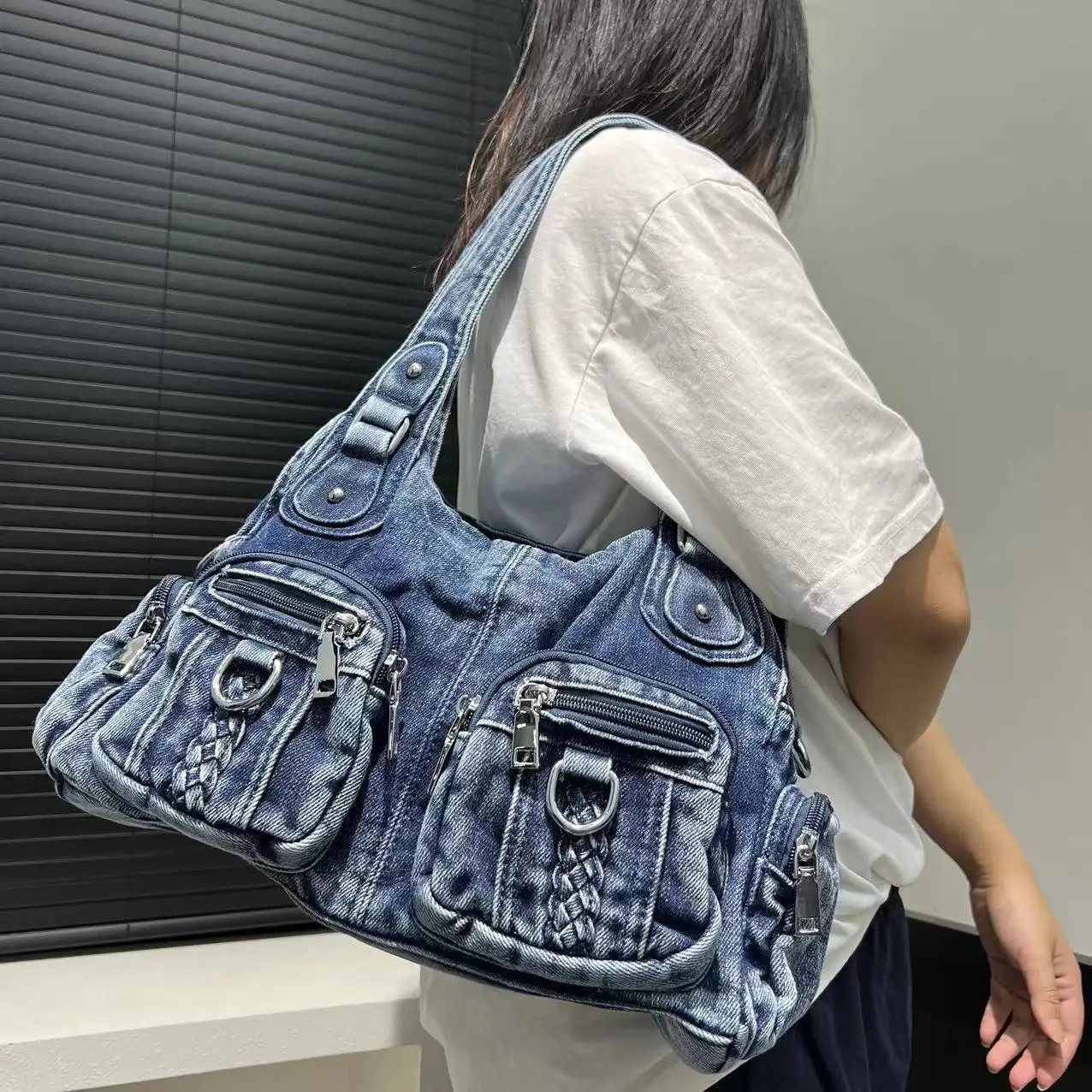 Women's Fashion Denim Washed Denim Handbag Large Capacity Distressed Gradient Shoulder Bag 
Women's Fashion Denim Washed Denim Handbag Large Capacity Distressed Gradient Shoulder Bag