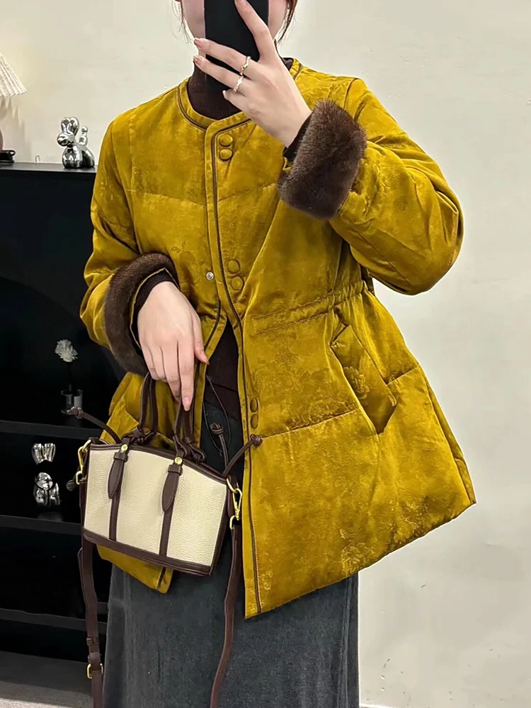 Новый китайский национальный тренд с вышивкой на талии, женский джинт высокого класса из меха норки, средней длины...
Новый китайский национальный тренд с вышивкой на талии, женский джинт высокого класса из меха норки, средней длины...