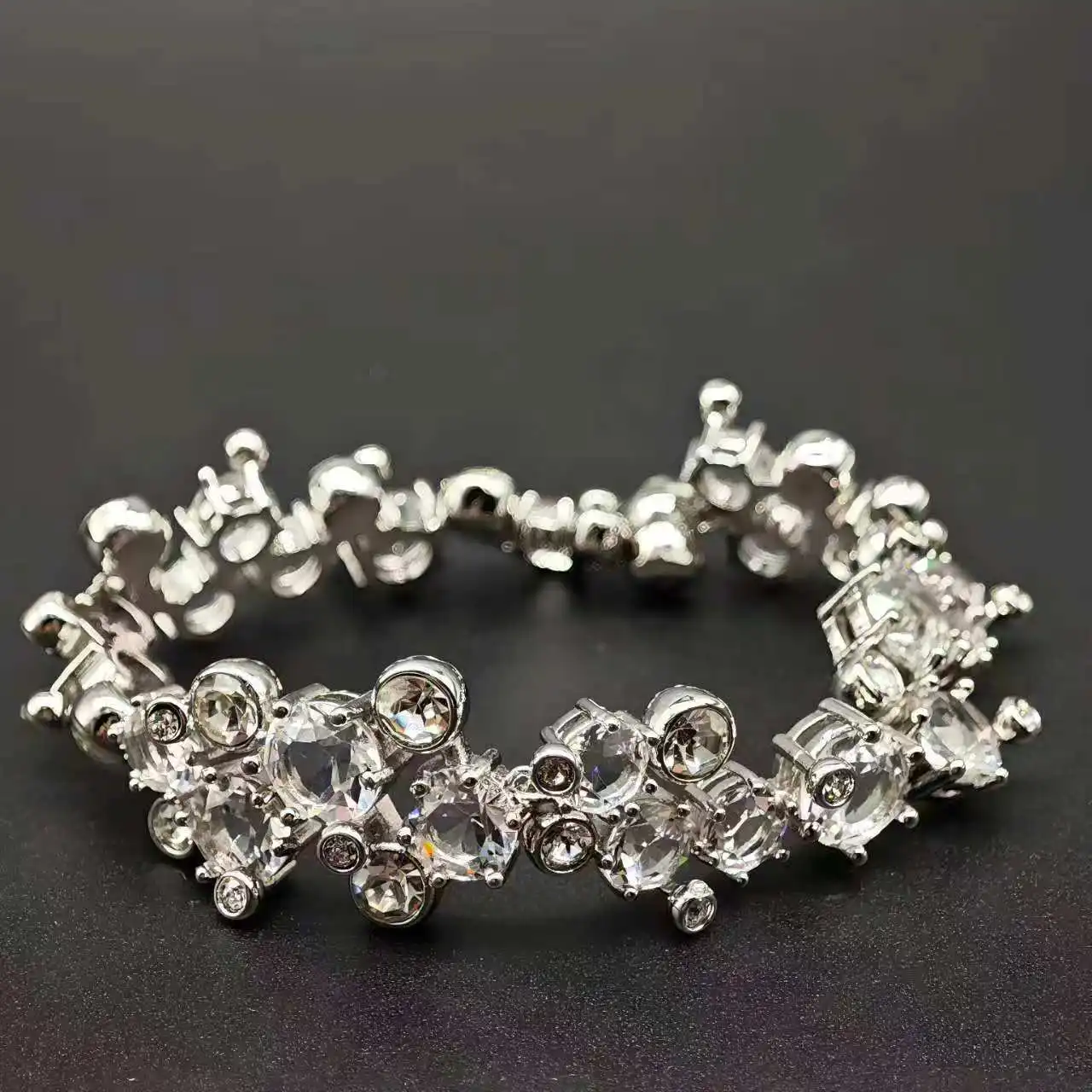 Чисто-белый модный браслет с нерегулярным узором в виде звездного неба
Чисто-белый модный браслет с нерегулярным узором в виде звездного неба