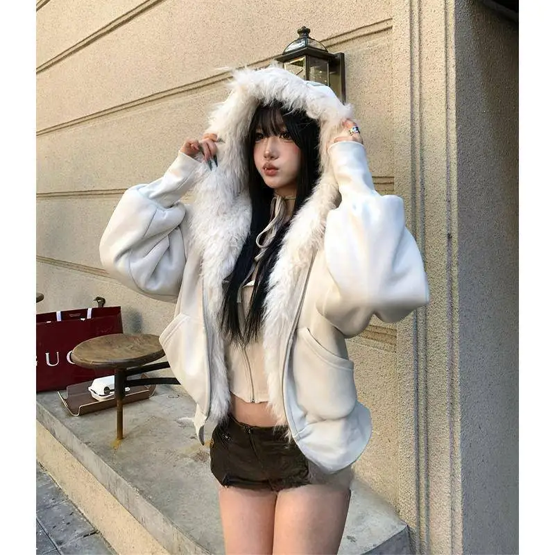 Женская толстовка с капюшоном и американским белым меховым воротником осенью и зимой из плотного флиса и короткого кардигана
Женская толстовка с капюшоном и американским белым меховым воротником осенью и зимой из плотного флиса и короткого кардигана