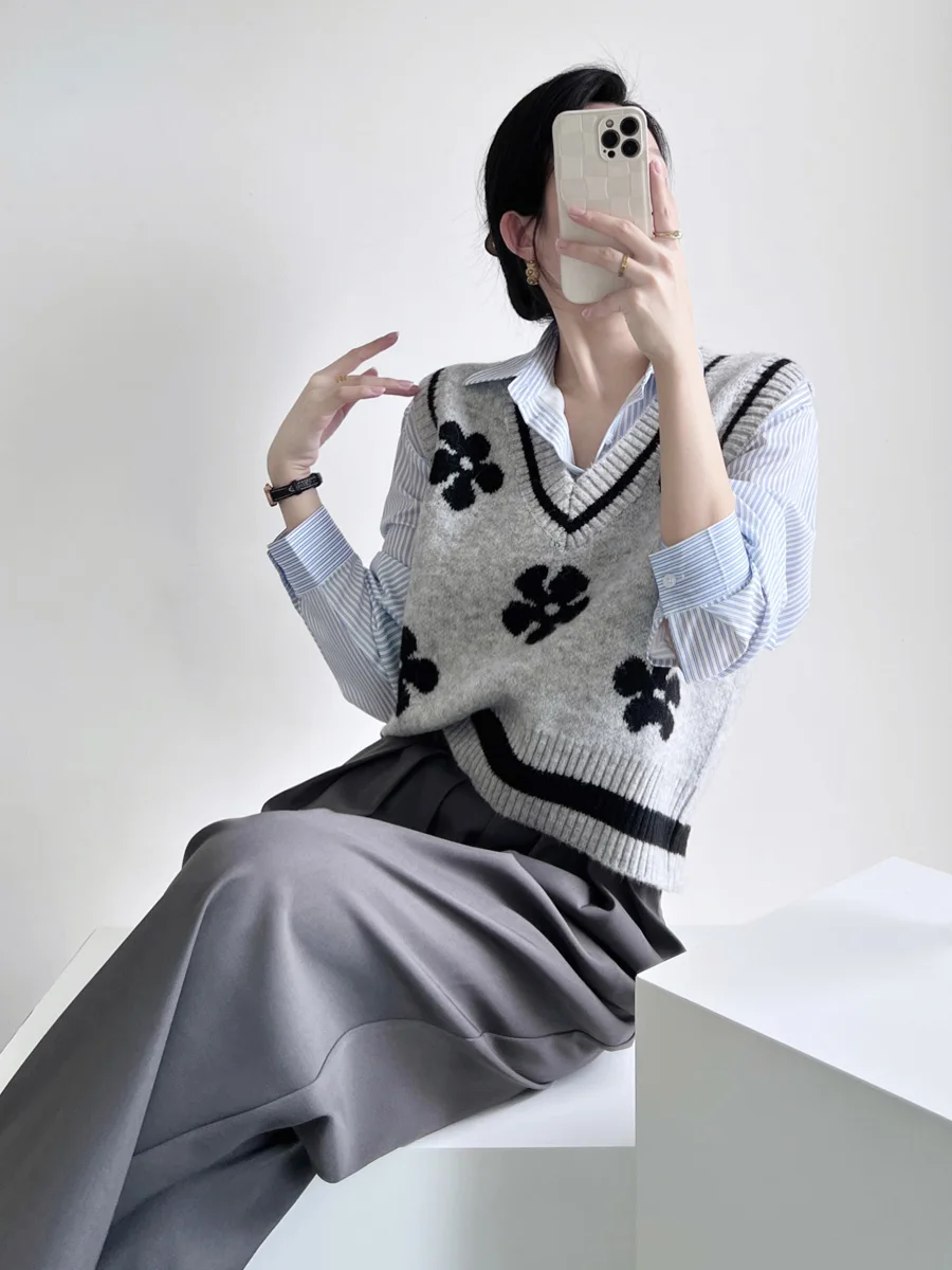 Spring New V-ne Svel Knitted Vest Women's Slim Fit Overlap Flower Patterned Pullover ort Top Faionable Knitwear
Spring New V-ne Svel Knitted Vest Women's Slim Fit Overlap Flower Patterned Pullover ort Top Faionable Knitwear
