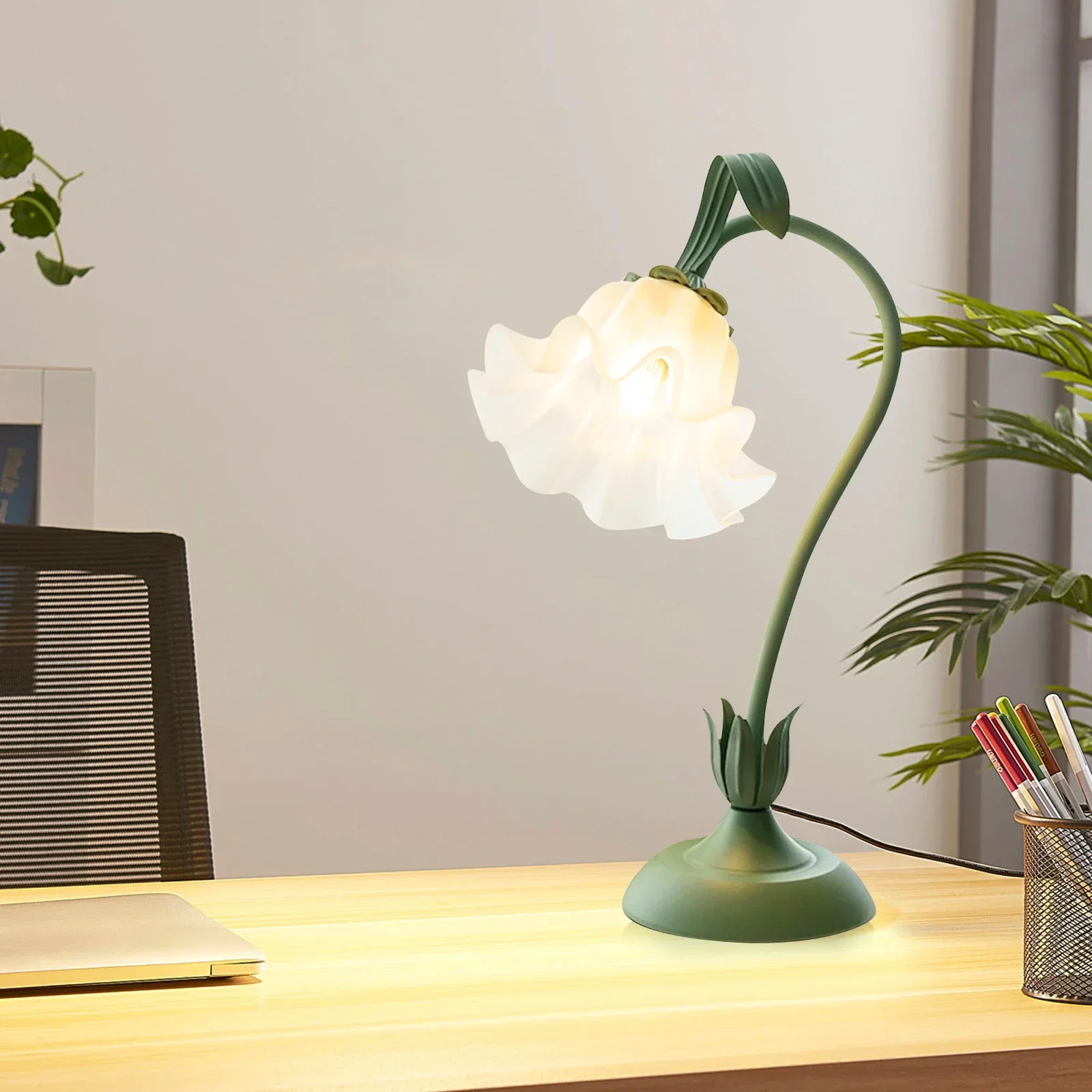 Lily Shaped Lampshade Splicing Allows for Arbitrary Styling of Desk Lamps Equipped with Bulb Wide Voltage American Standard Plug
Lily Shaped Lampshade Splicing Allows for Arbitrary Styling of Desk Lamps Equipped with Bulb Wide Voltage American Standard Plug