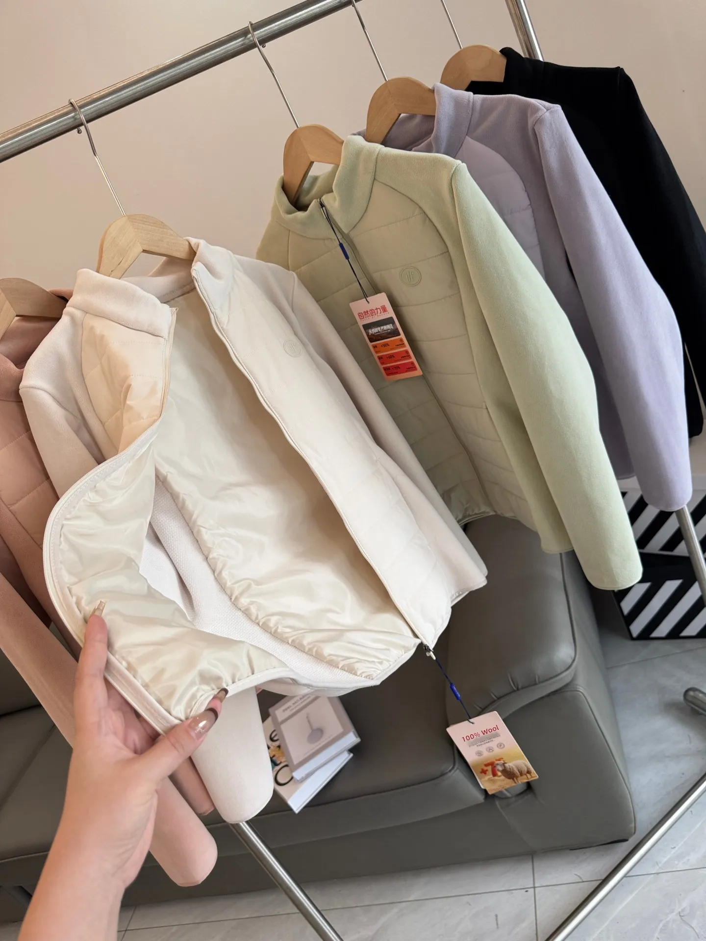 Женская шерстяная куртка-пуховик Cloud Sensation с воротником на молнии, теплая верхняя одежда, зимнее модное пальто с длинными рукавами, стандартный крой
Женская шерстяная куртка-пуховик Cloud Sensation с воротником на молнии, теплая верхняя одежда, зимнее модное пальто с длинными рукавами, стандартный крой