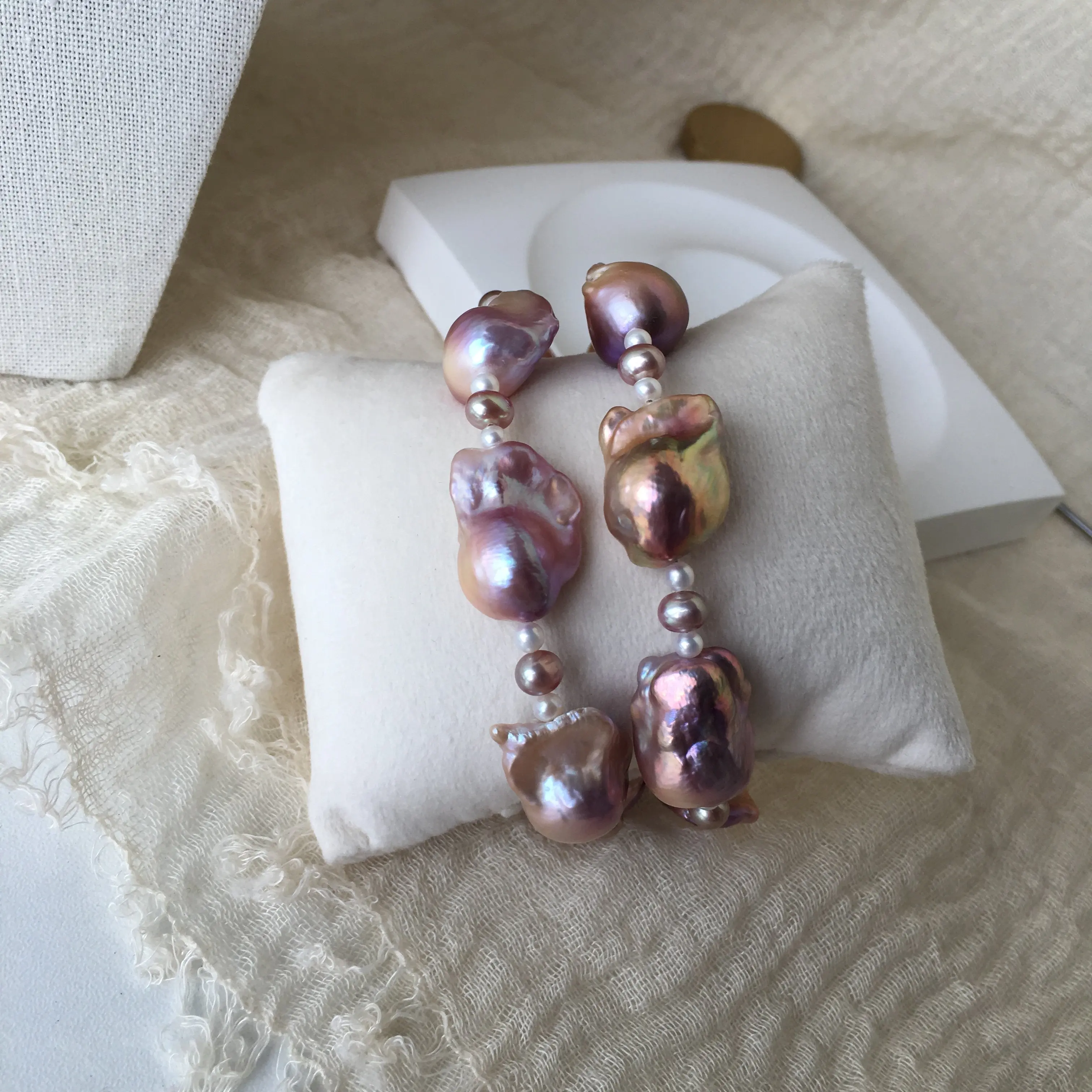 Nanhai Bus Bracelet Natural Baroque Pearl Purple Bracelet 925s/18-19cm
Nanhai Bus Bracelet Natural Baroque Pearl Purple Bracelet 925s/18-19cm
