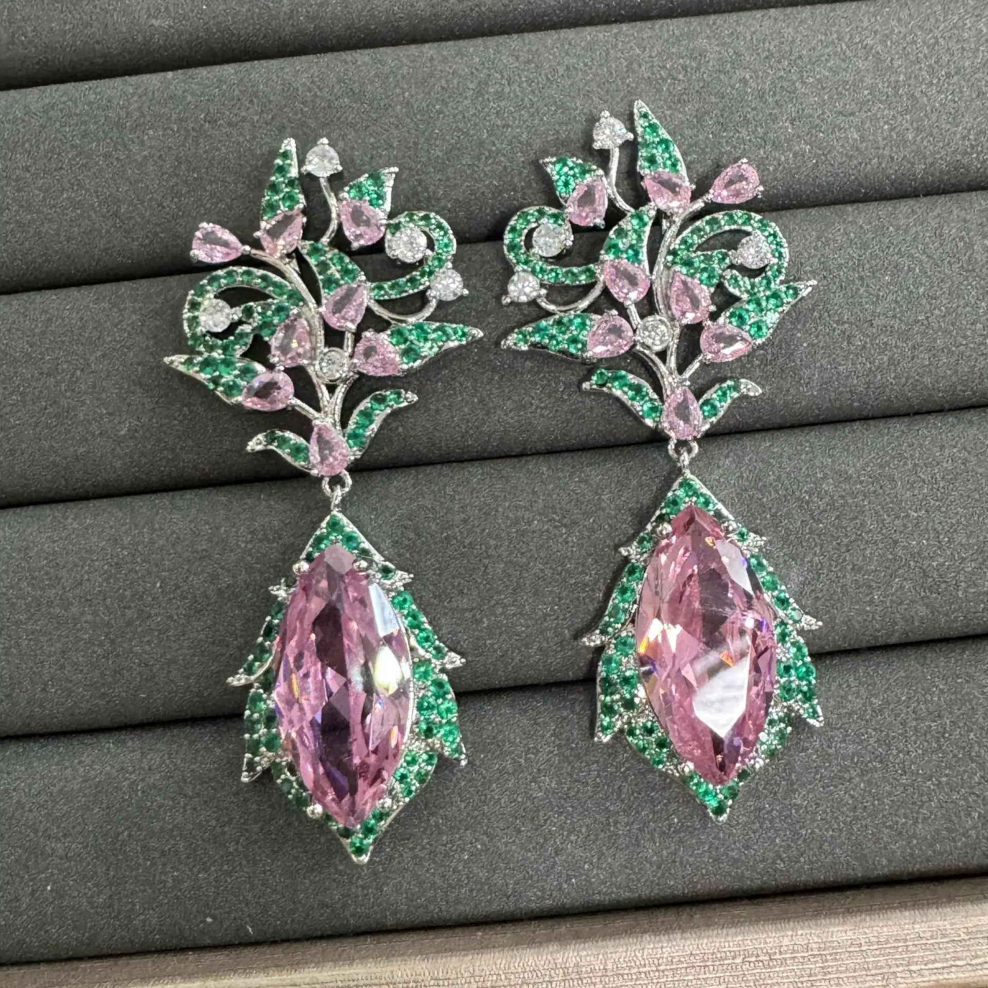 Vintage Leafy Branch Zircon Earrings for Women Sparkly Luxurious Jewelry for Evening Party Red Pink Champagne Drop Earrings
Vintage Leafy Branch Zircon Earrings for Women Sparkly Luxurious Jewelry for Evening Party Red Pink Champagne Drop Earrings