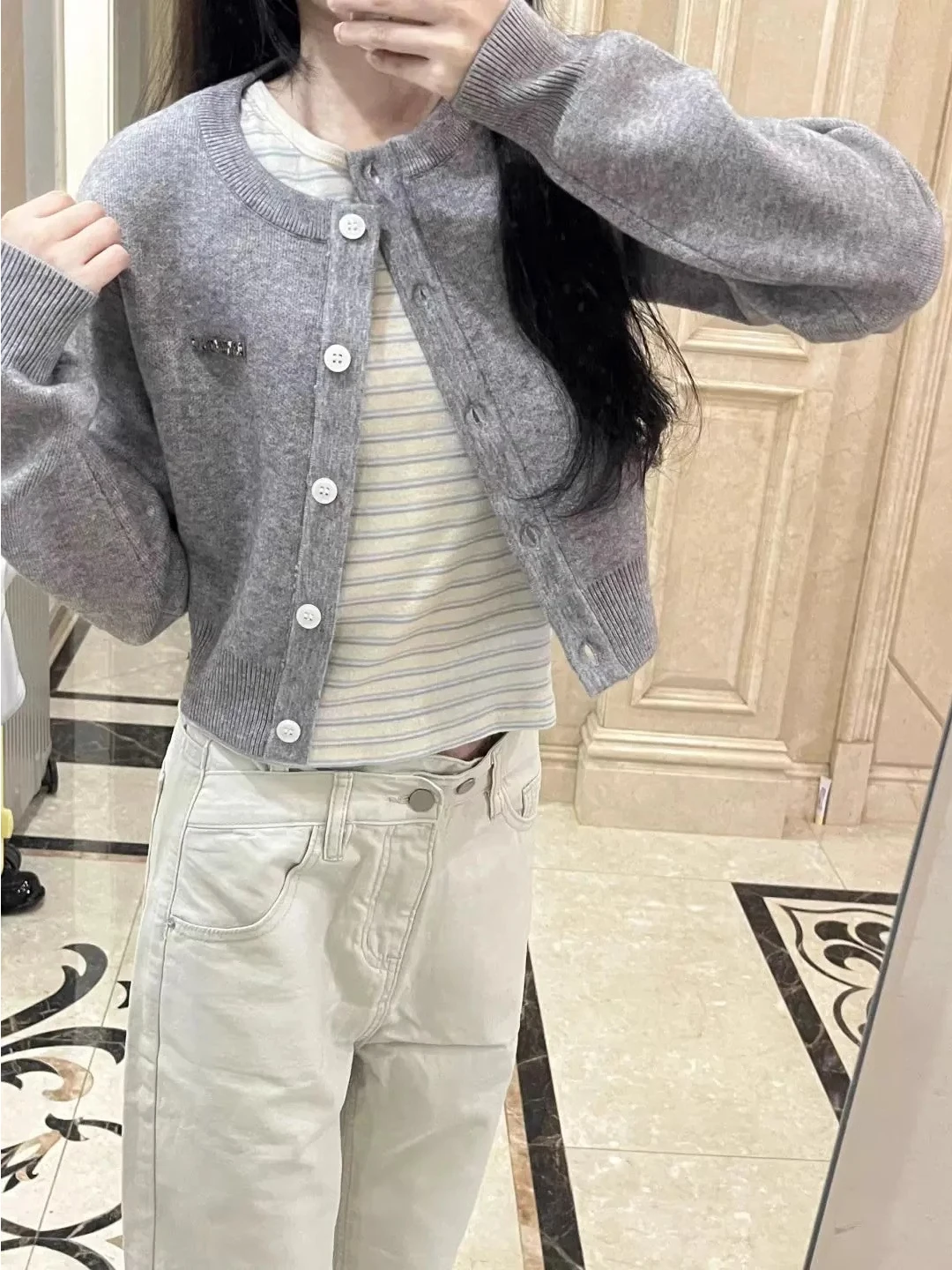 Корейский вязаный кардиган из меха медведя для женщин, осенне-зимняя верхняя одежда, свитер в стиле Lazy Sle, повседневный укороченный топ
Корейский вязаный кардиган из меха медведя для женщин, осенне-зимняя верхняя одежда, свитер в стиле Lazy Sle, повседневный укороченный топ