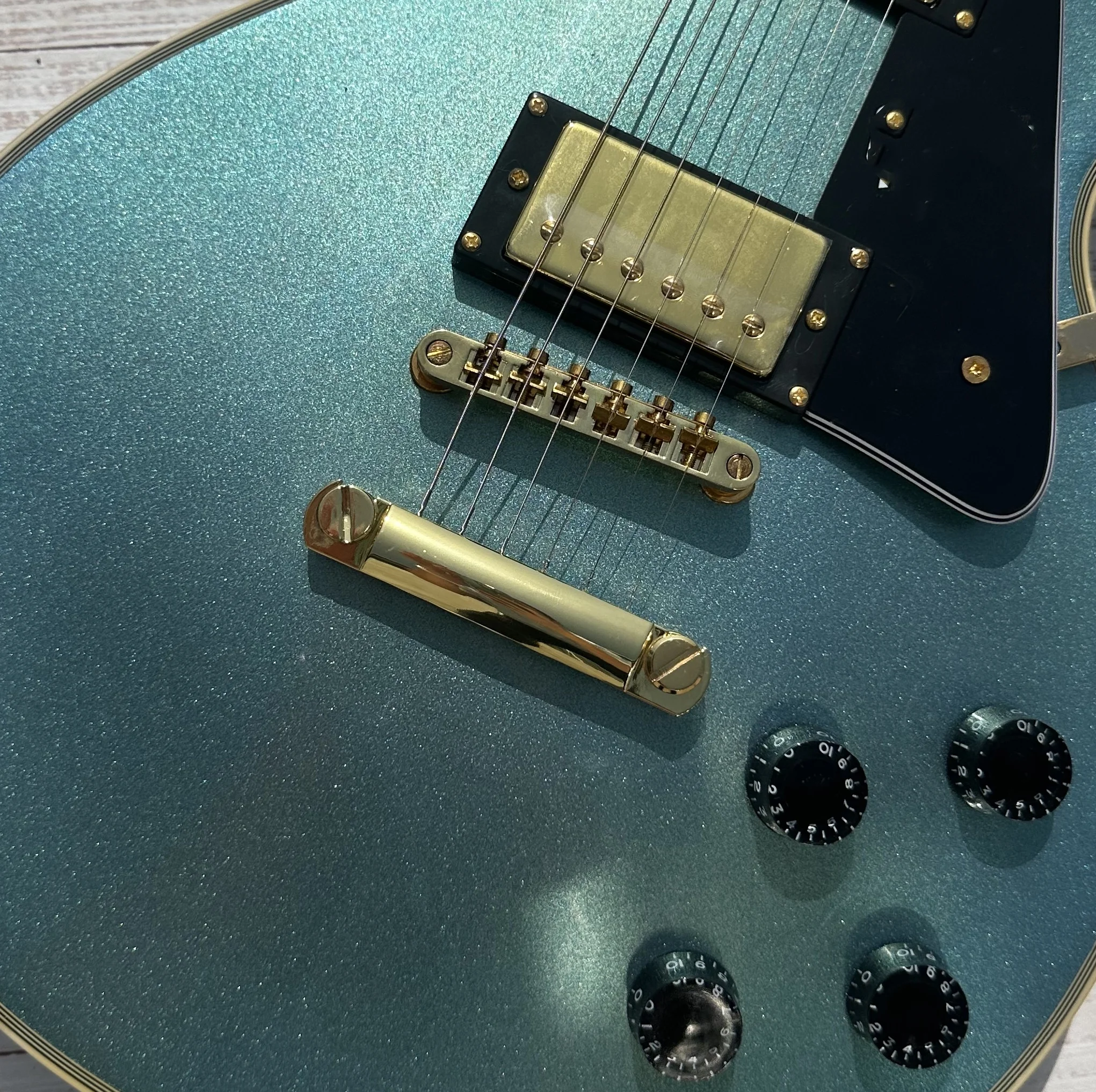 Customized electric guitar, Pelham Caston, full body blue, gold accessories and tuner, lightning package
Customized electric guitar, Pelham Caston, full body blue, gold accessories and tuner, lightning package